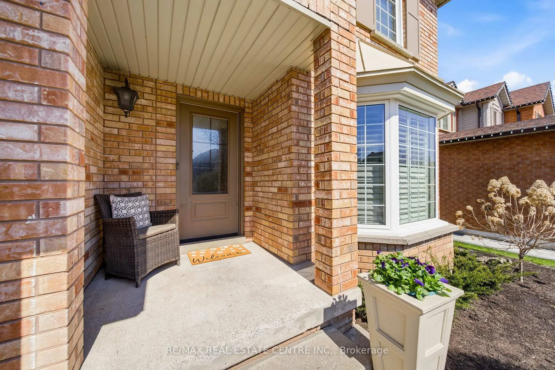Photo 5 of 4157 Vermont Crescent, Burlington, Rose — HOMEH