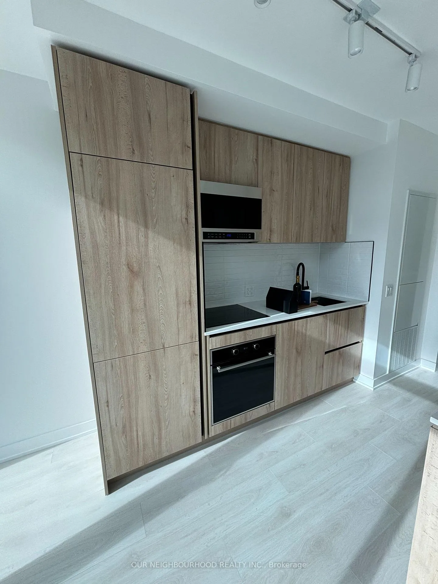 Photo 8 of Unit 616S, 127 Broadway Avenue, Toronto, Mount Pleasant West — HOMEH