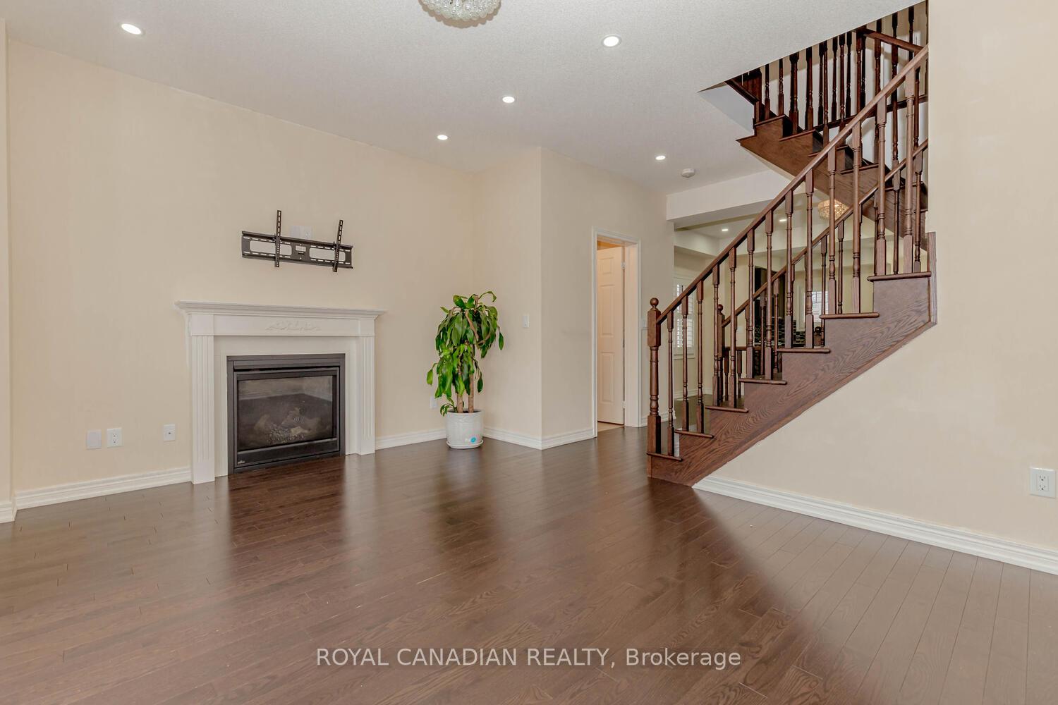 Photo 9 of 3852 Tufgar Crescent, Burlington, Alton — HOMEH