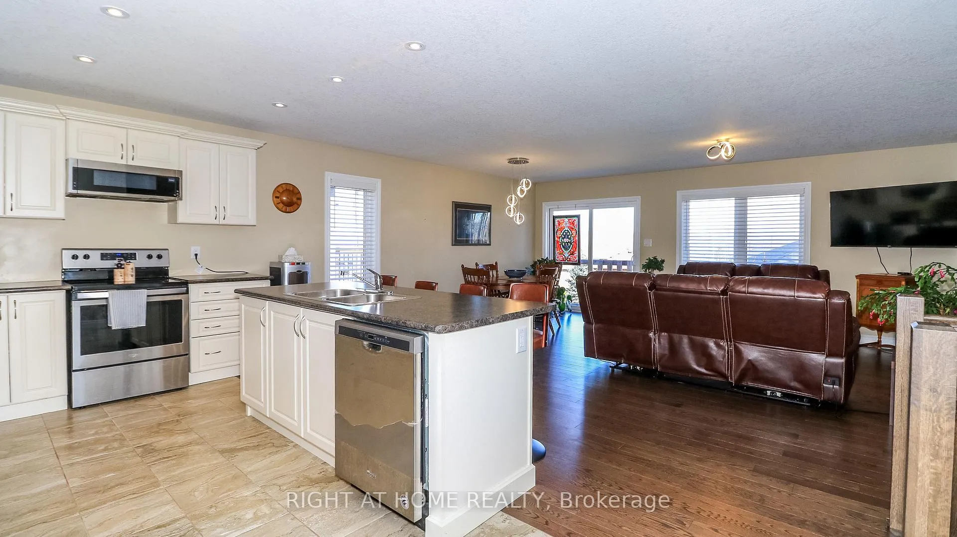 Photo 3 of 28 Hunter Avenue, Tay, Victoria Harbour — HOMEH