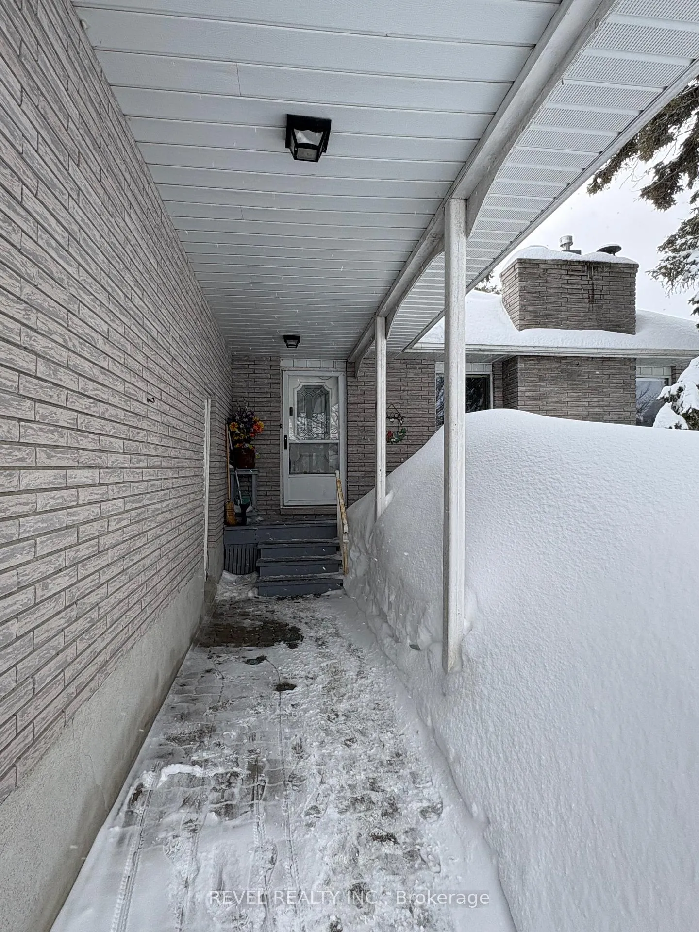 Photo 2 of 390 Seventeenth Avenue, Cochrane — HOMEH