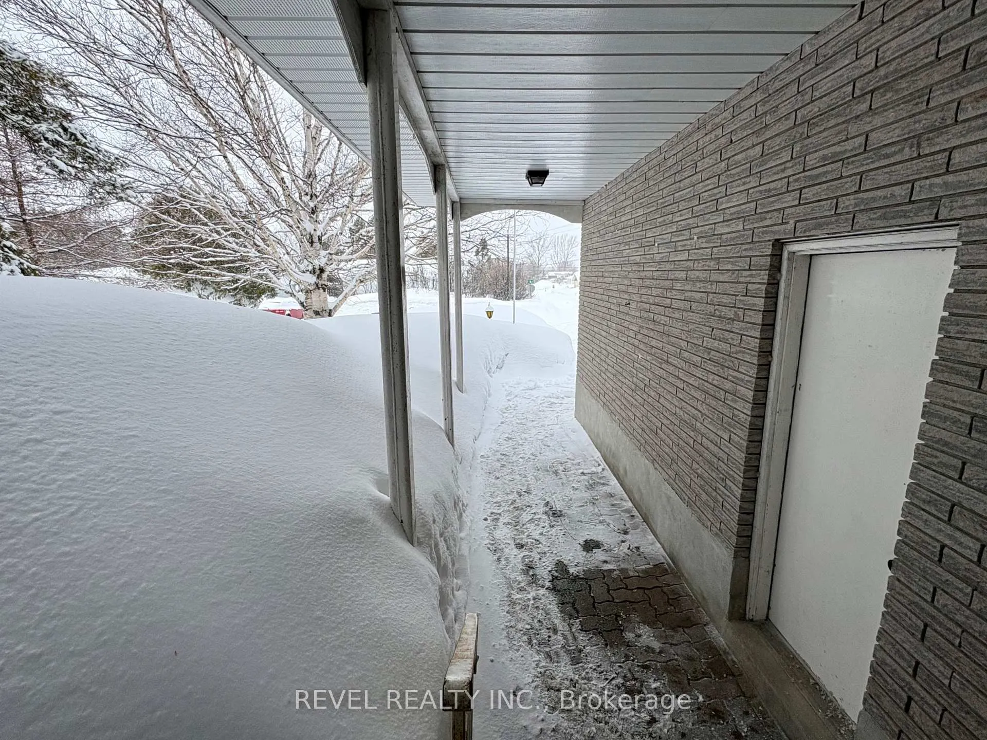 Photo 3 of 390 Seventeenth Avenue, Cochrane — HOMEH