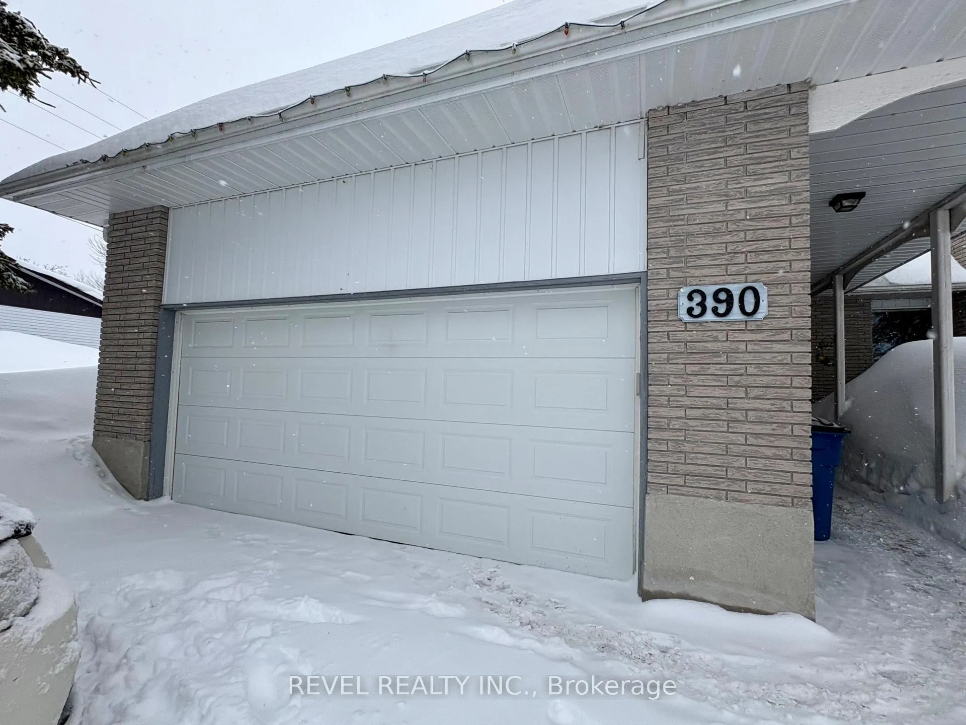 Photo 4 of 390 Seventeenth Avenue, Cochrane — HOMEH