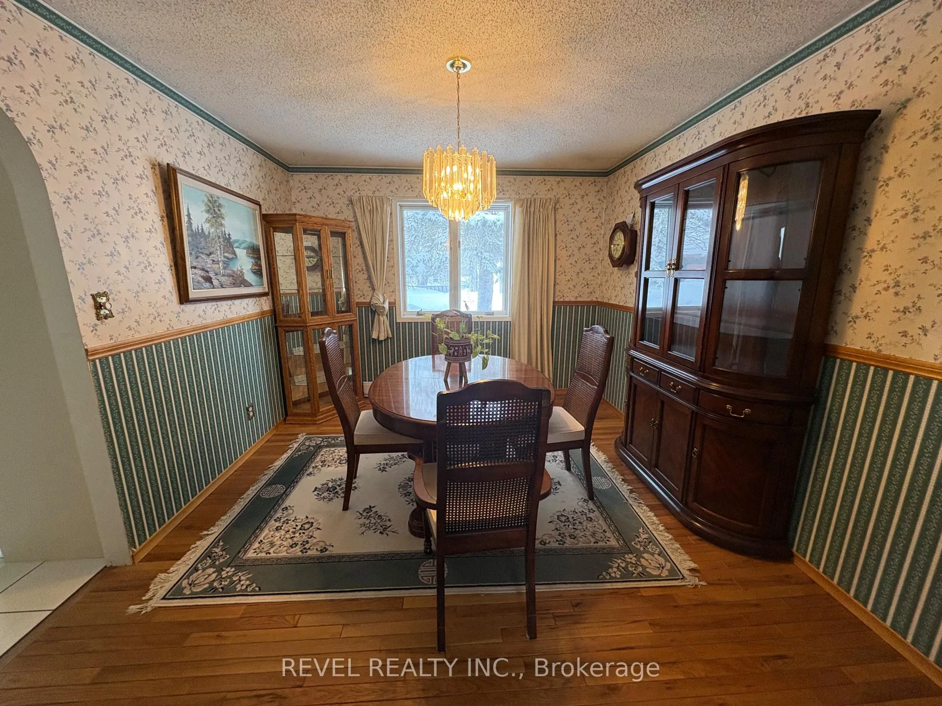 Photo 10 of 390 Seventeenth Avenue, Cochrane — HOMEH