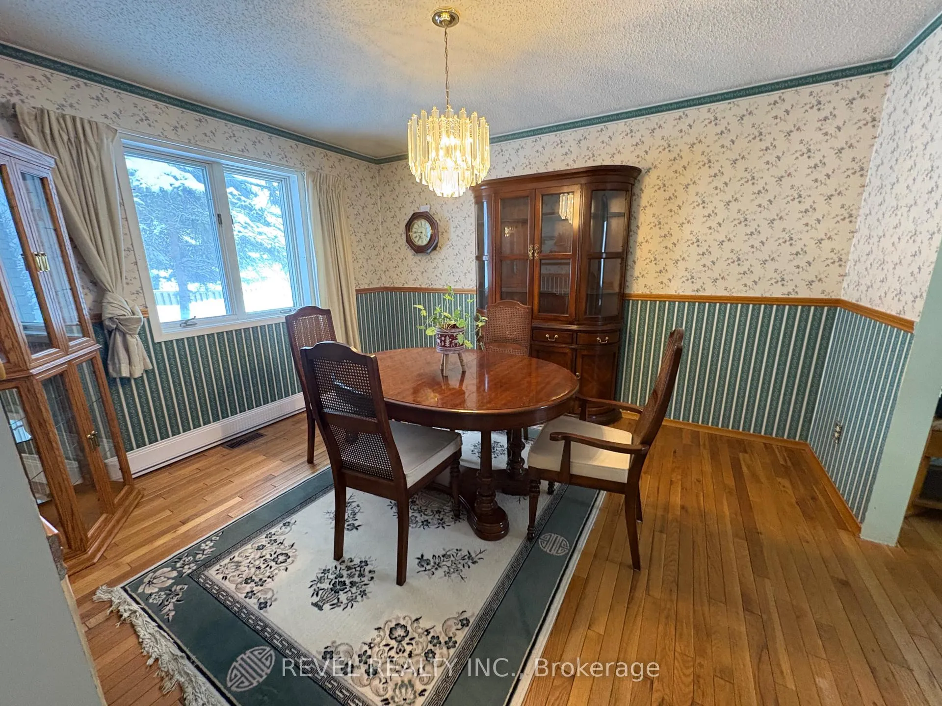 Photo 11 of 390 Seventeenth Avenue, Cochrane — HOMEH