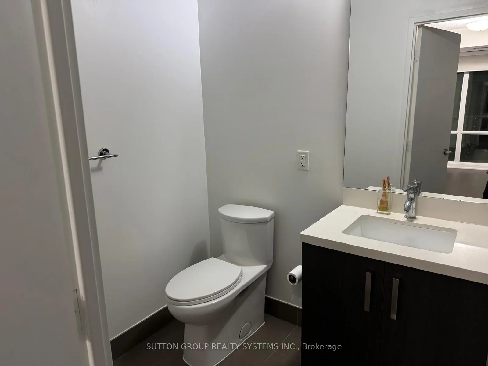 Photo 5 of Unit N902, 120 Bayview Avenue, Toronto, Waterfront Communities — HOMEH