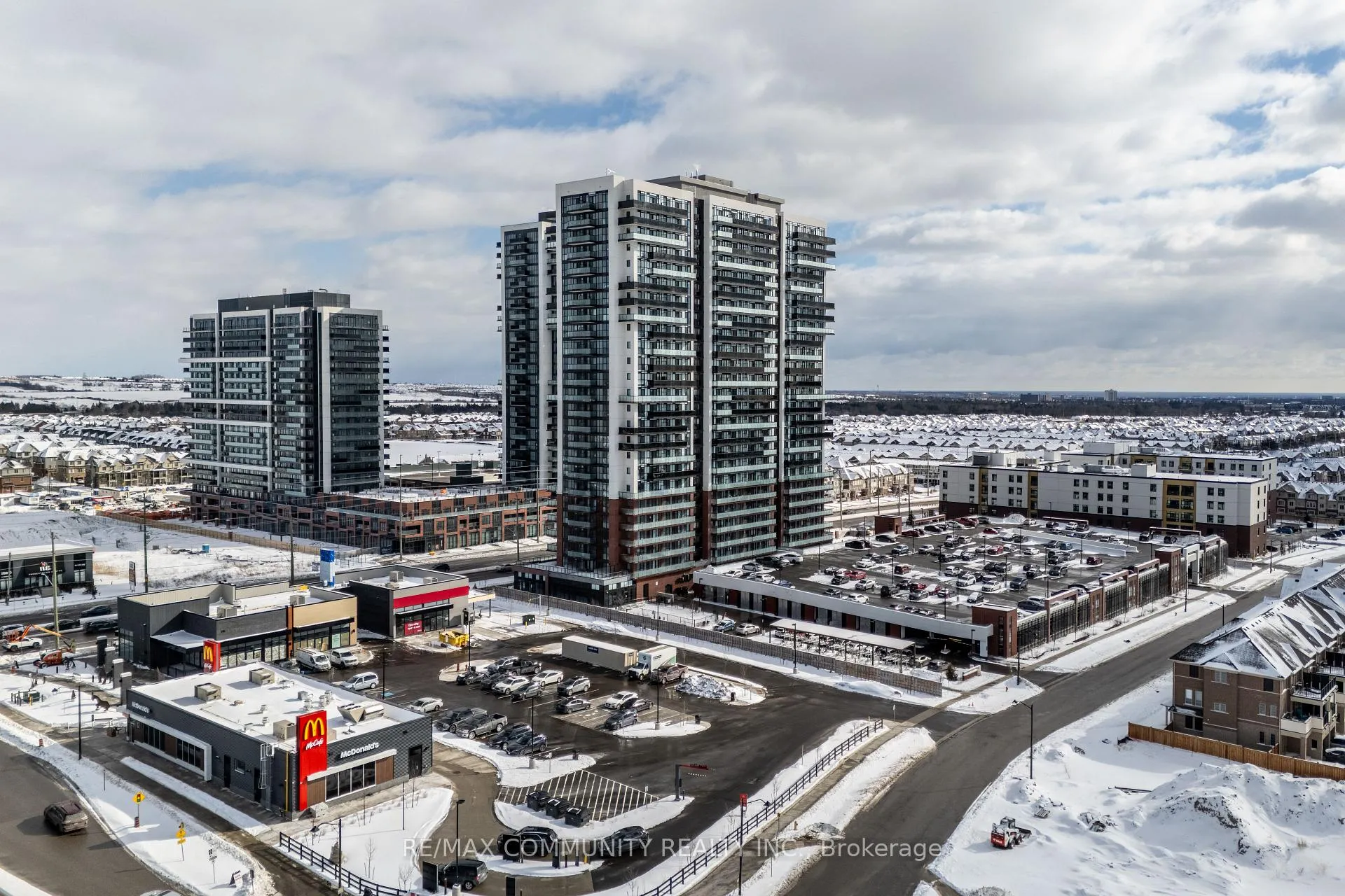 Front of Unit 817, 2550 Simcoe Street N
