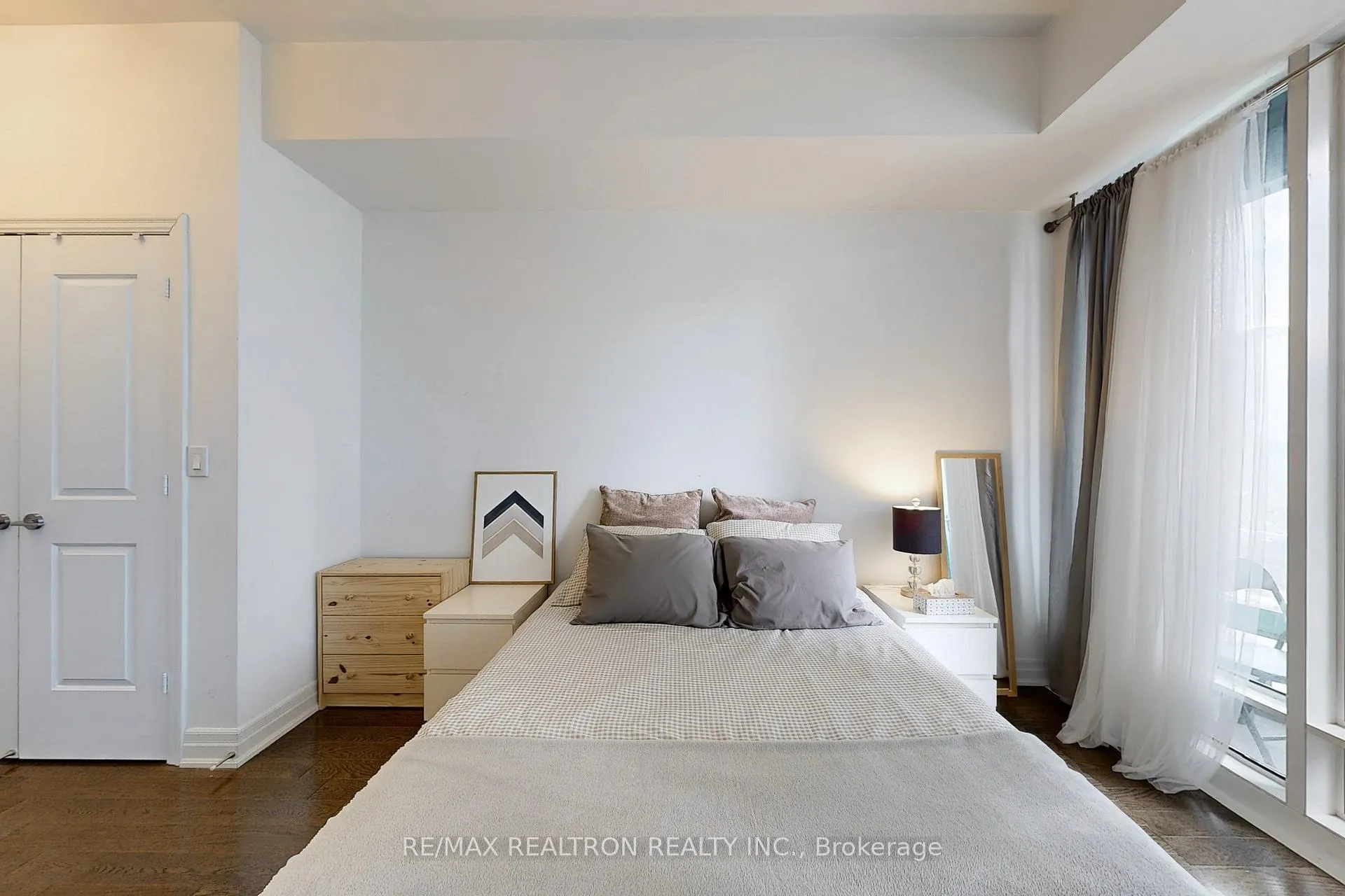 Photo 2 of Unit 1111, 8 The Esplanade, Toronto, Waterfront Communities — HOMEH