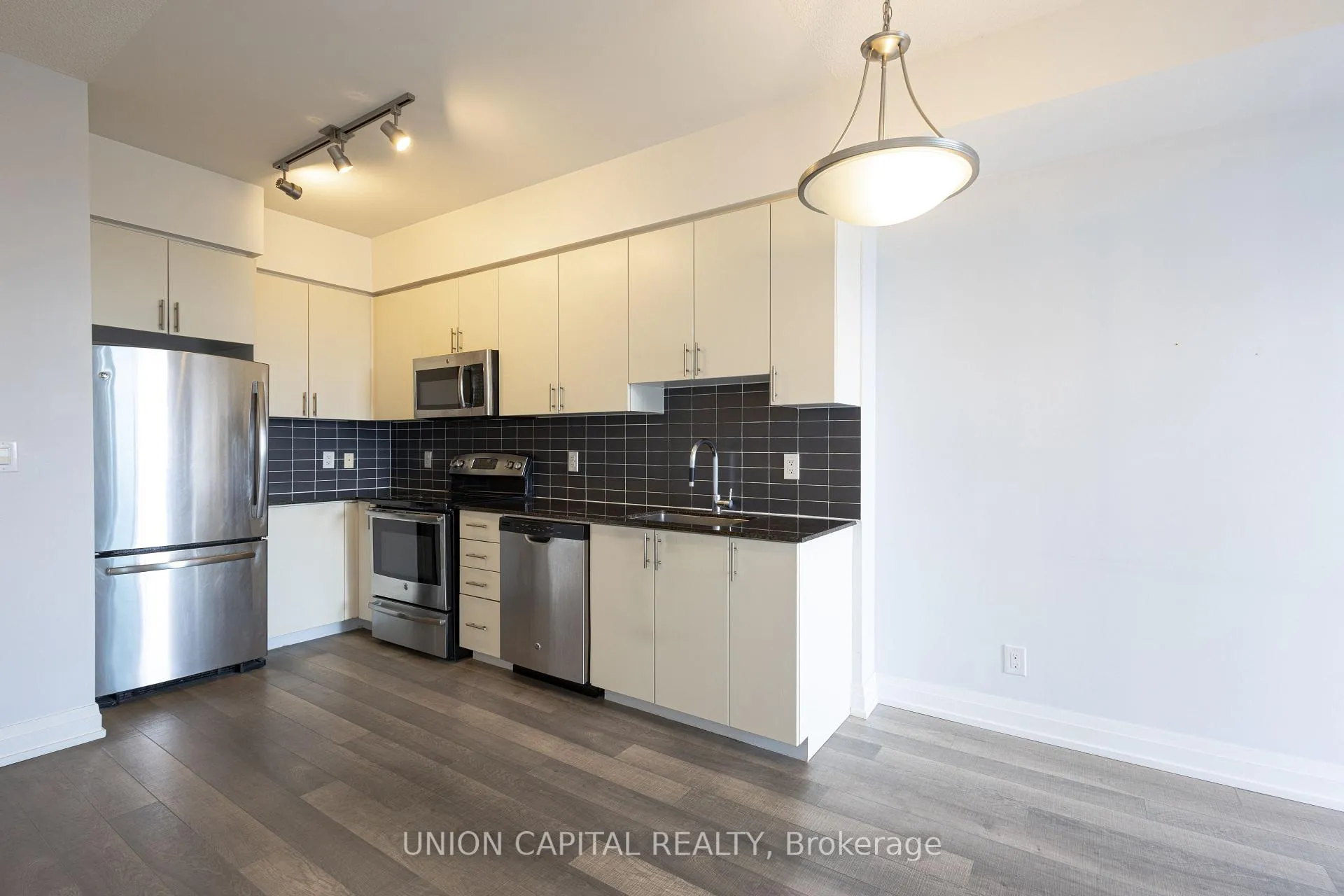 Photo 6 of Unit 627, 7165 Yonge Street, Markham, Thornhill — HOMEH