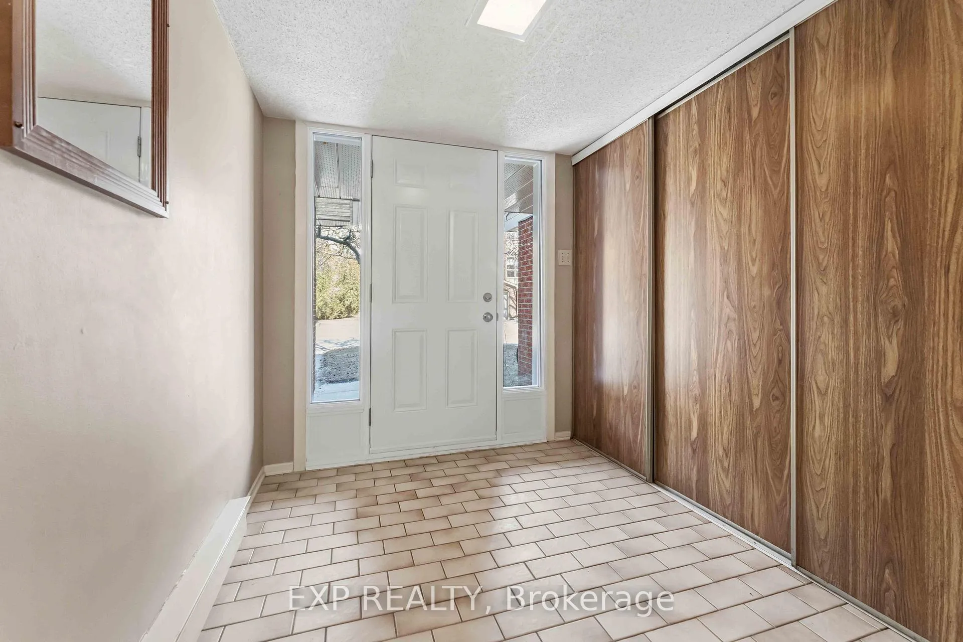 Photo 3 of Unit E, 1 Crestlea Crescent E, Ottawa, Tanglewood — HOMEH