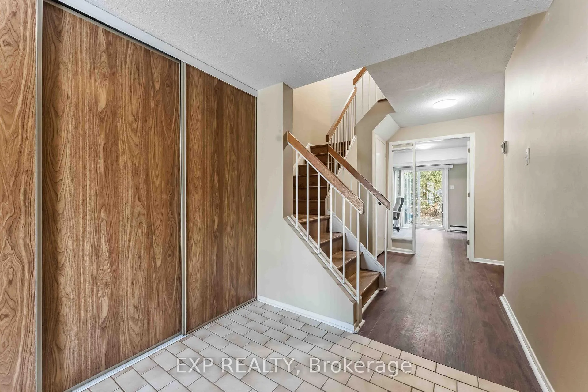 Photo 4 of Unit E, 1 Crestlea Crescent E, Ottawa, Tanglewood — HOMEH