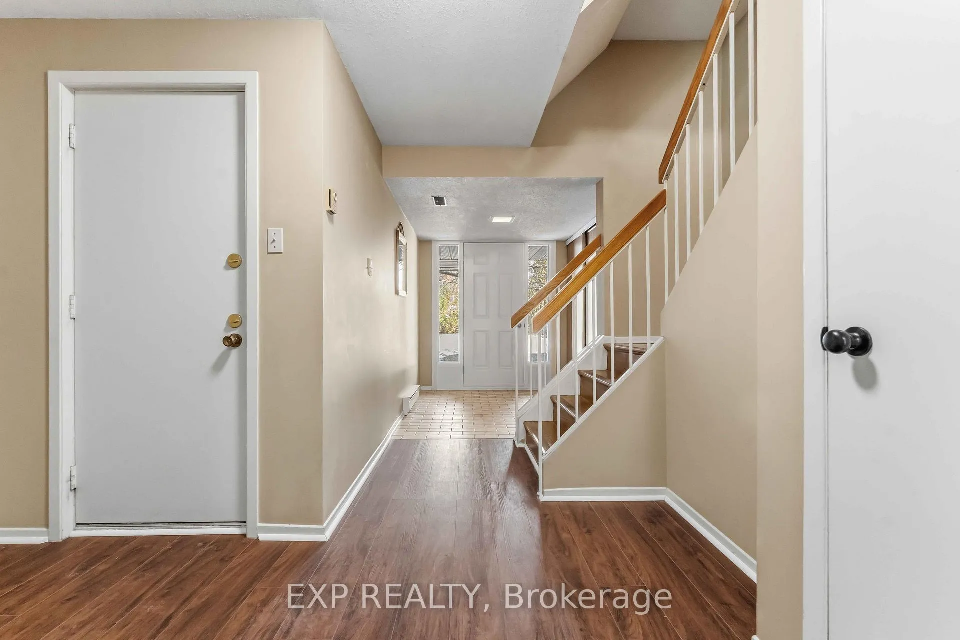 Photo 5 of Unit E, 1 Crestlea Crescent E, Ottawa, Tanglewood — HOMEH