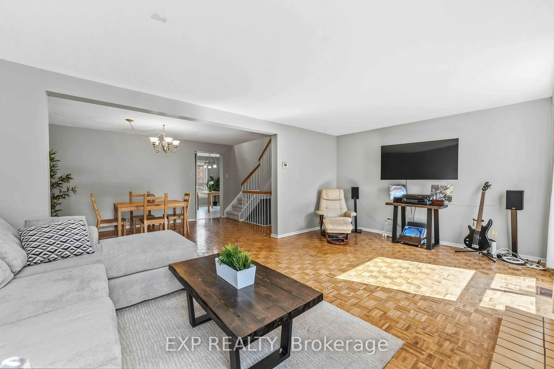 Photo 13 of Unit E, 1 Crestlea Crescent E, Ottawa, Tanglewood — HOMEH