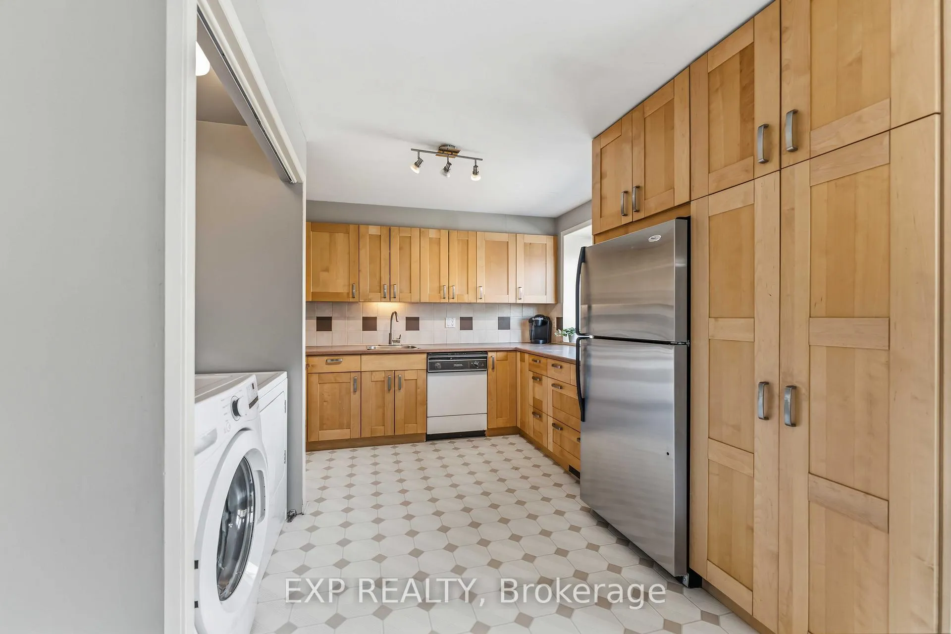 Photo 14 of Unit E, 1 Crestlea Crescent E, Ottawa, Tanglewood — HOMEH