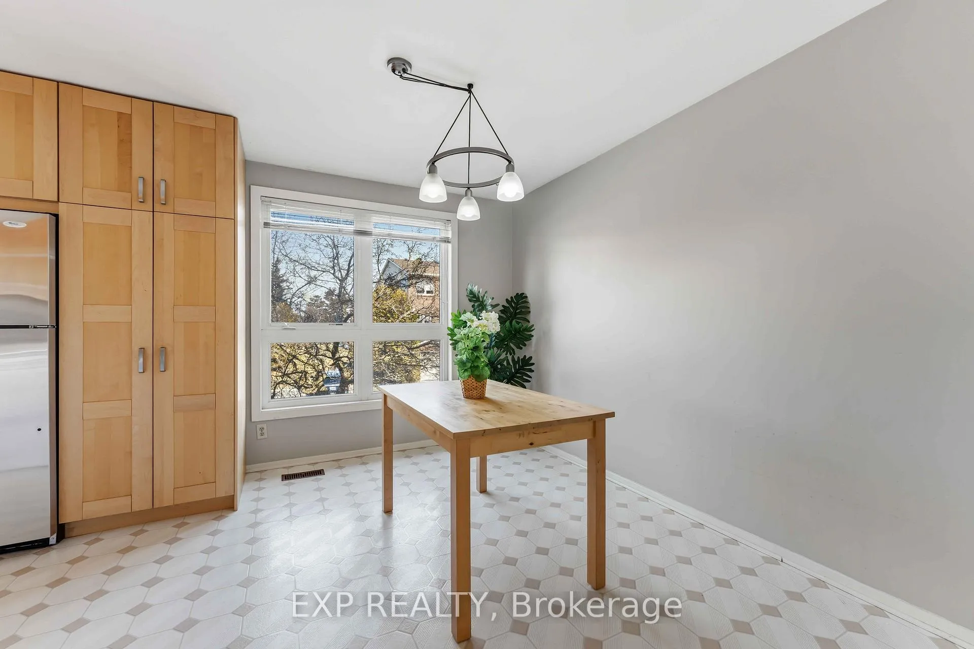 Photo 15 of Unit E, 1 Crestlea Crescent E, Ottawa, Tanglewood — HOMEH