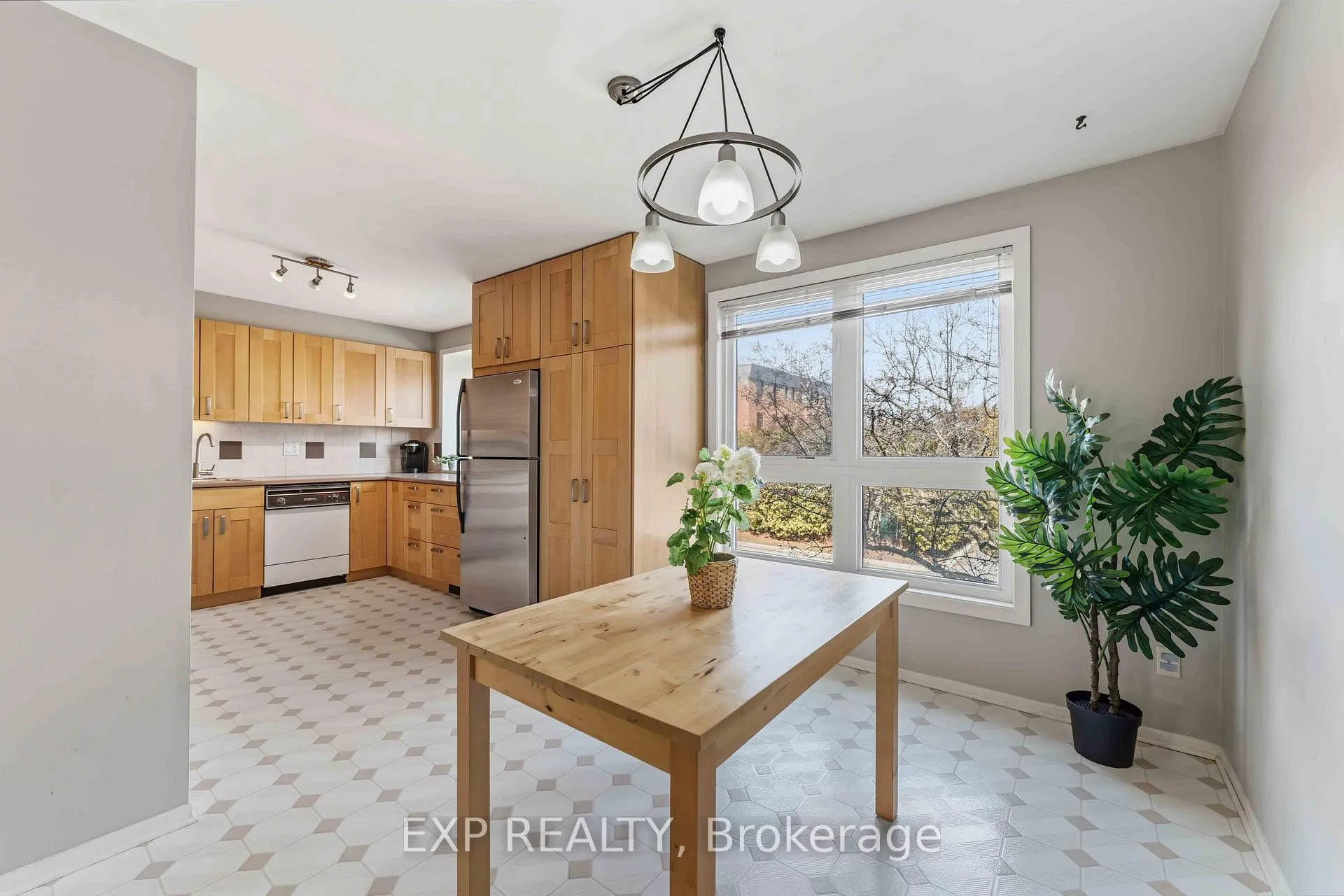 Photo 16 of Unit E, 1 Crestlea Crescent E, Ottawa, Tanglewood — HOMEH