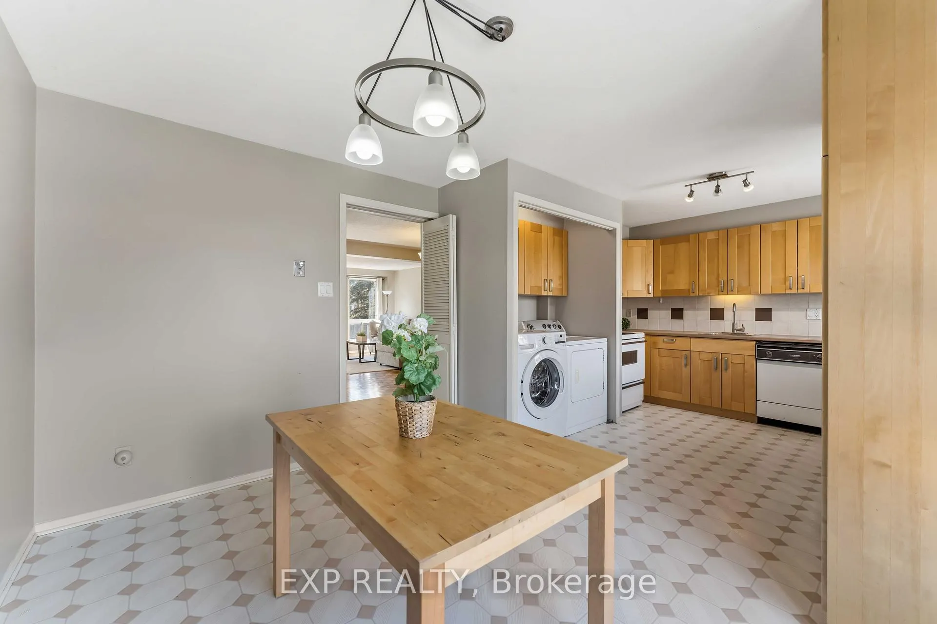 Photo 17 of Unit E, 1 Crestlea Crescent E, Ottawa, Tanglewood — HOMEH