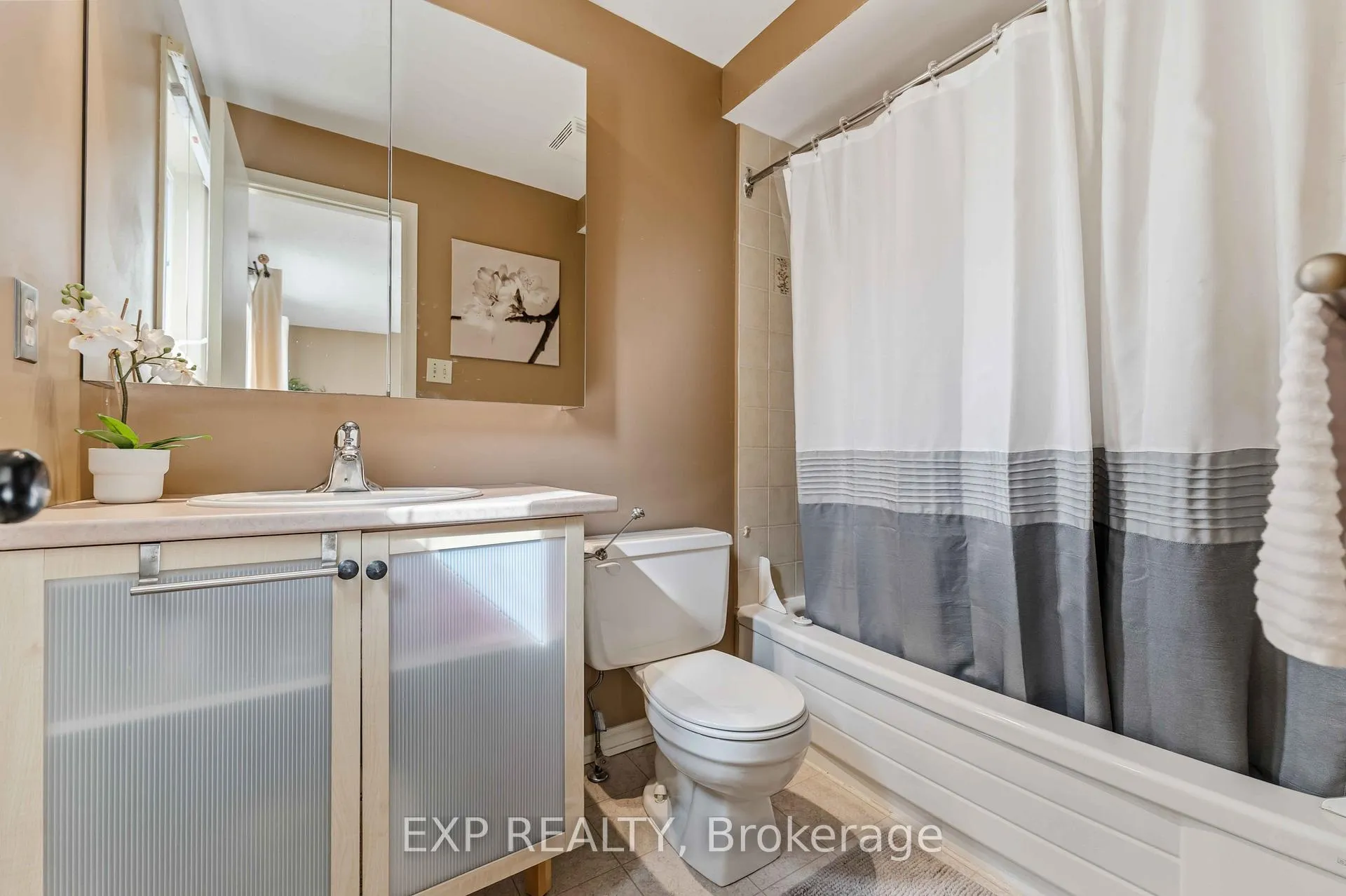 Photo 22 of Unit E, 1 Crestlea Crescent E, Ottawa, Tanglewood — HOMEH