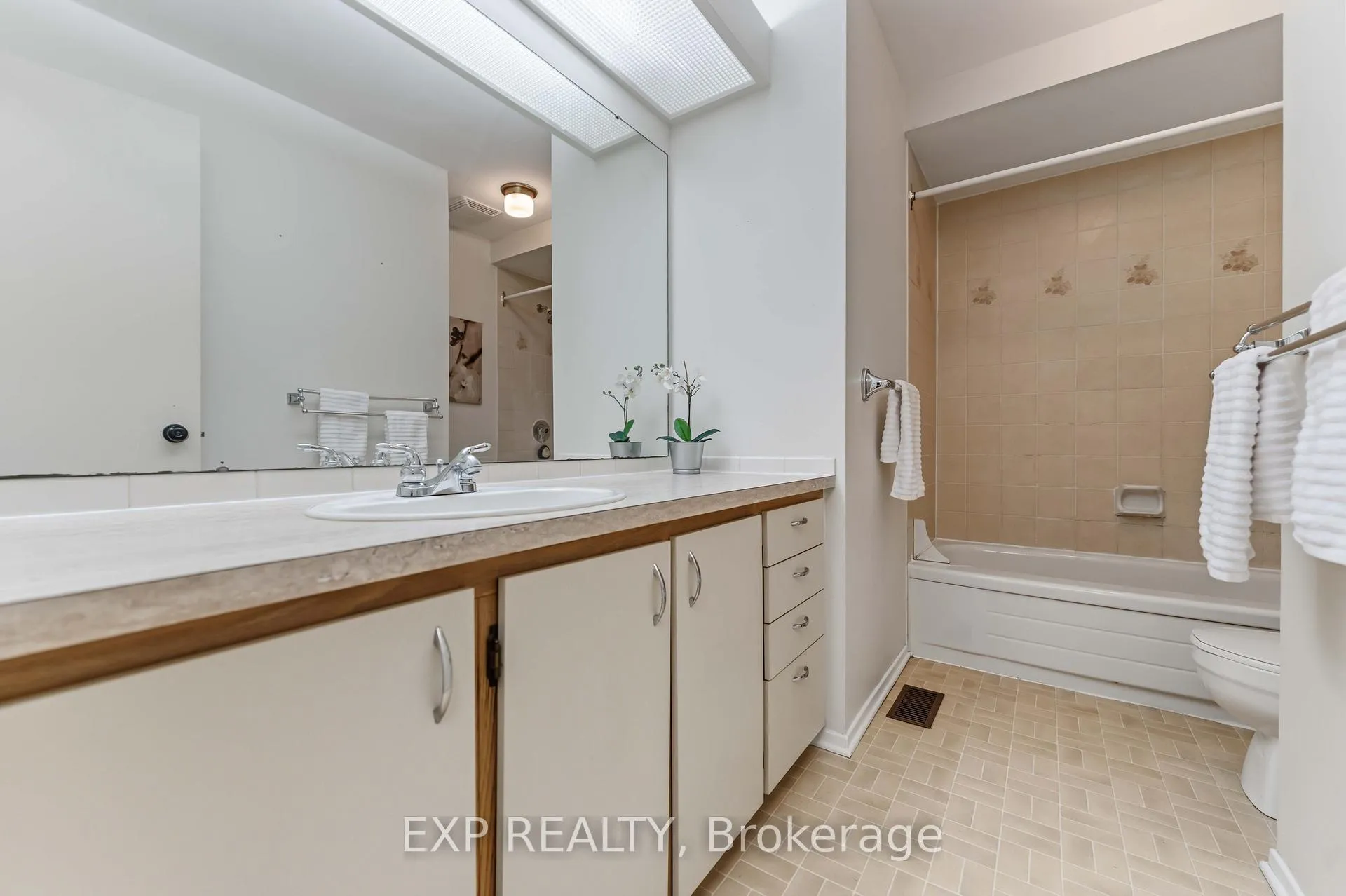 Photo 26 of Unit E, 1 Crestlea Crescent E, Ottawa, Tanglewood — HOMEH