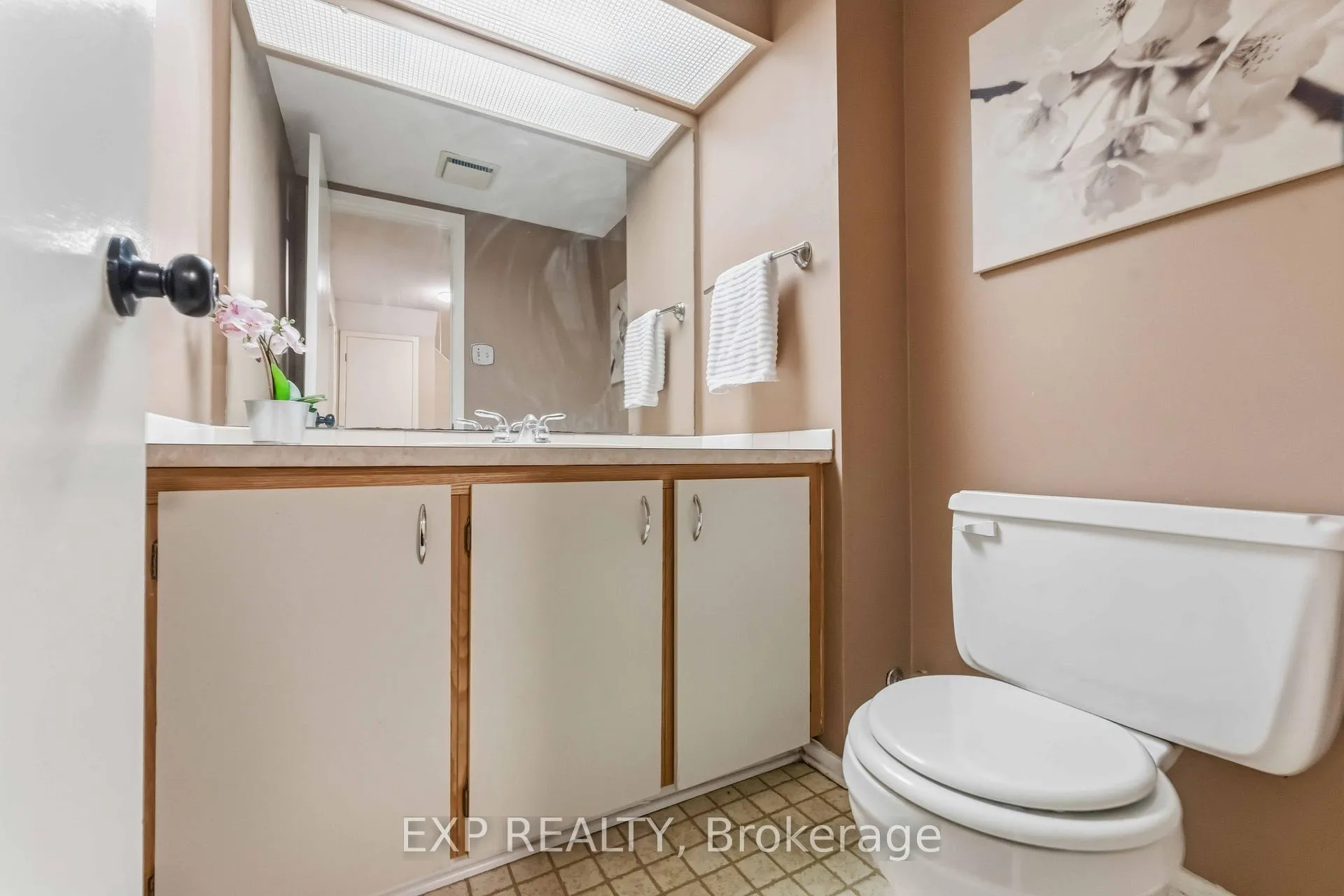 Photo 27 of Unit E, 1 Crestlea Crescent E, Ottawa, Tanglewood — HOMEH
