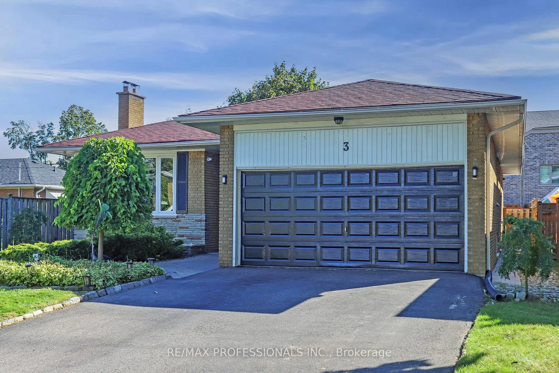 Photo 2 of 3 Hartsdale Drive, Etobicoke, Willowridge-Martingrove-Richview — HOMEH