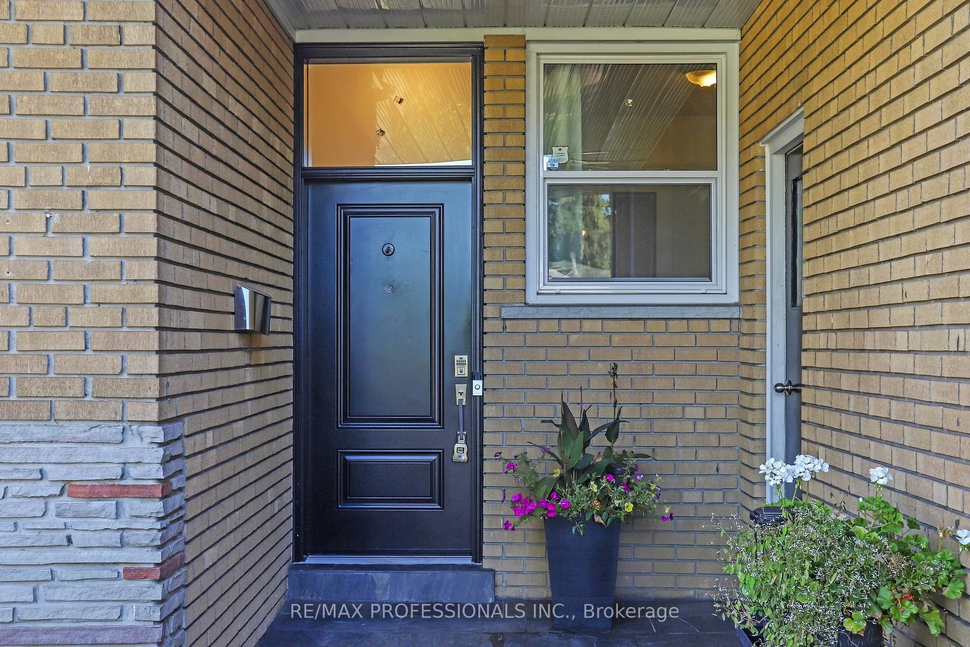 Photo 3 of 3 Hartsdale Drive, Etobicoke, Willowridge-Martingrove-Richview — HOMEH