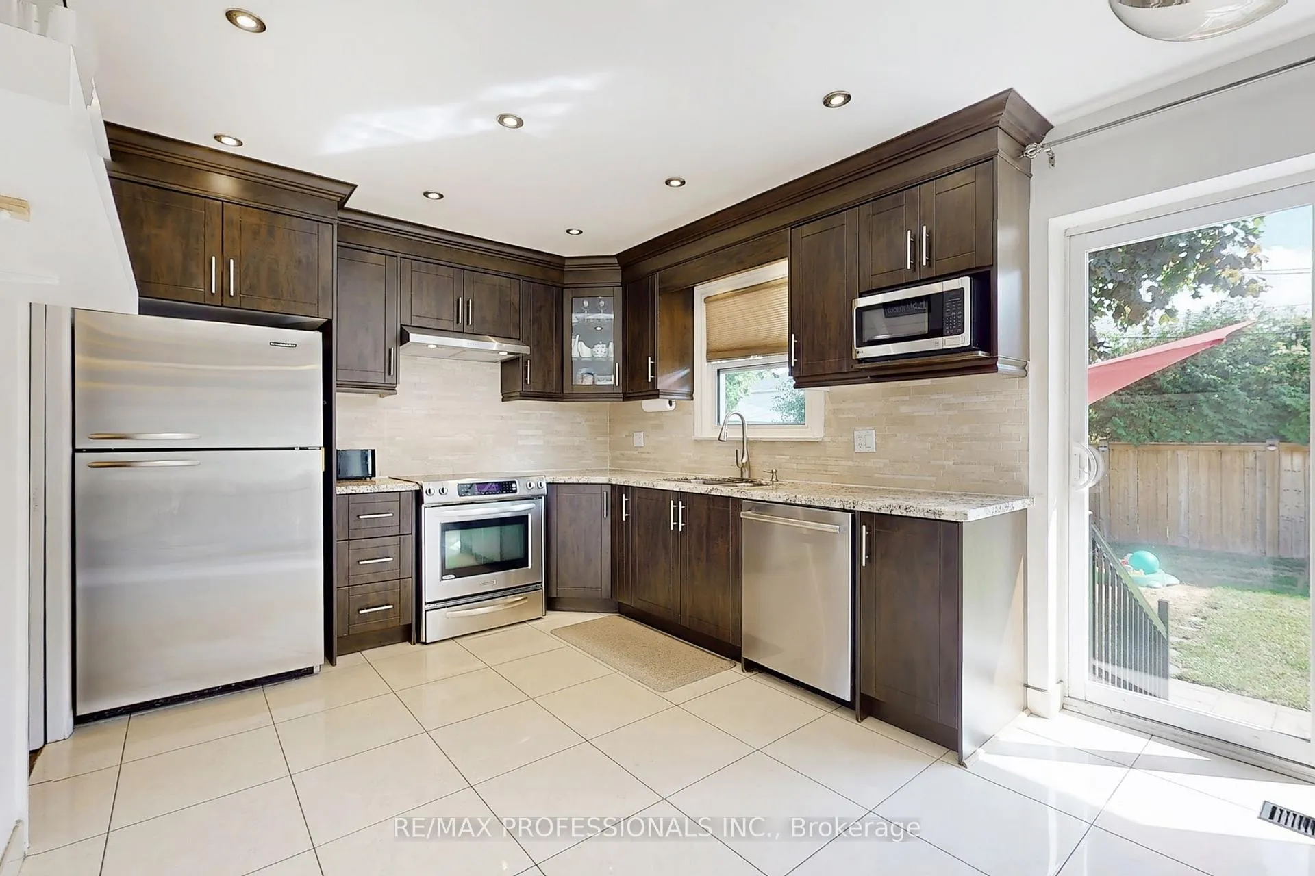 Photo 5 of 3 Hartsdale Drive, Etobicoke, Willowridge-Martingrove-Richview — HOMEH