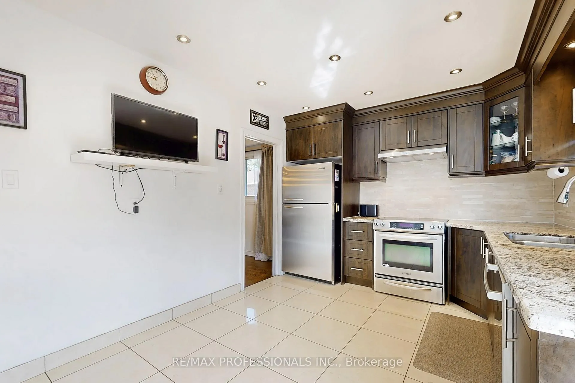 Photo 7 of 3 Hartsdale Drive, Etobicoke, Willowridge-Martingrove-Richview — HOMEH