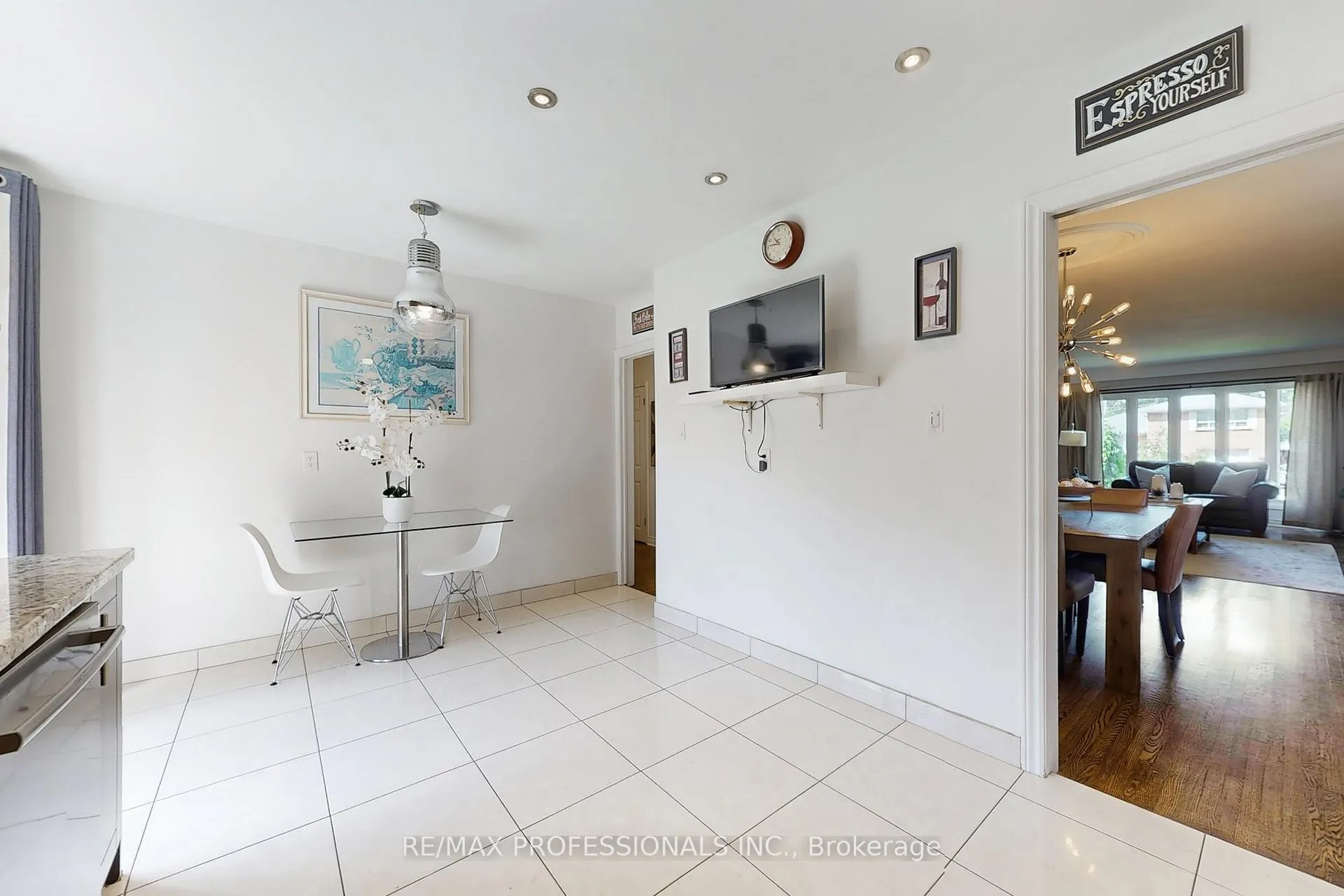 Photo 8 of 3 Hartsdale Drive, Etobicoke, Willowridge-Martingrove-Richview — HOMEH