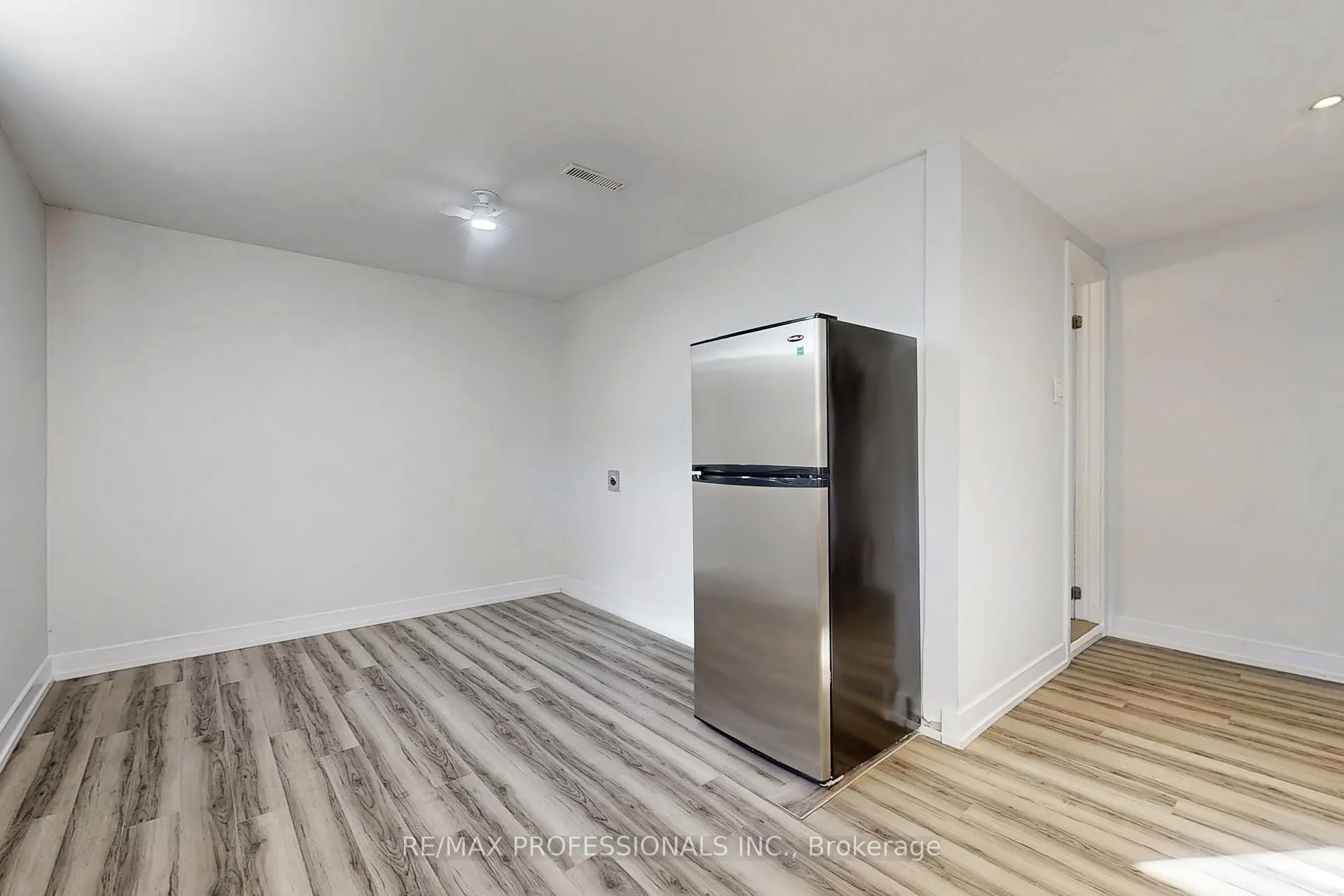 Photo 25 of 3 Hartsdale Drive, Etobicoke, Willowridge-Martingrove-Richview — HOMEH