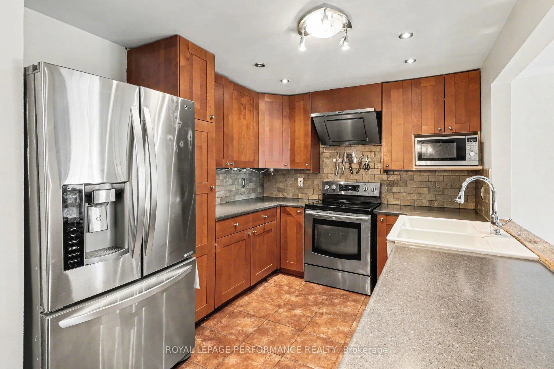 Photo 8 of 7004 Bilberry Drive, Ottawa, Convent Glen North — HOMEH