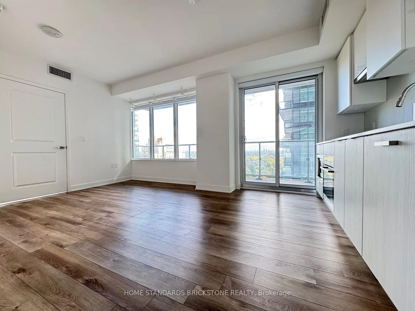 Photo 3 of Unit 1503, 99 Broadway Avenue, Toronto, Mount Pleasant West — HOMEH