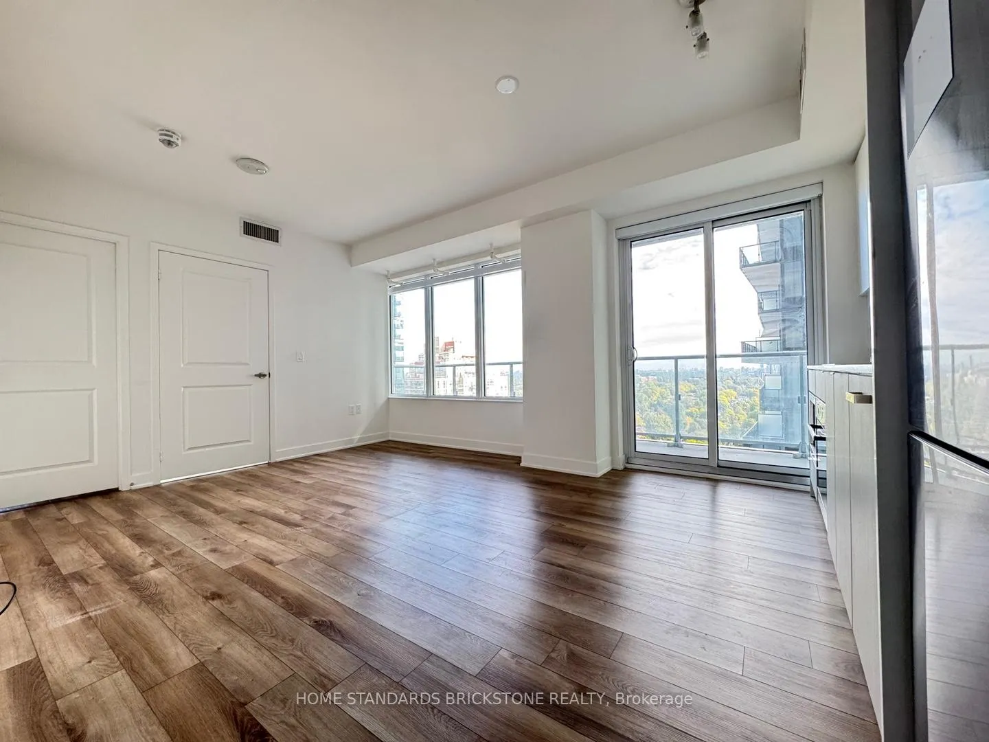 Photo 4 of Unit 1503, 99 Broadway Avenue, Toronto, Mount Pleasant West — HOMEH