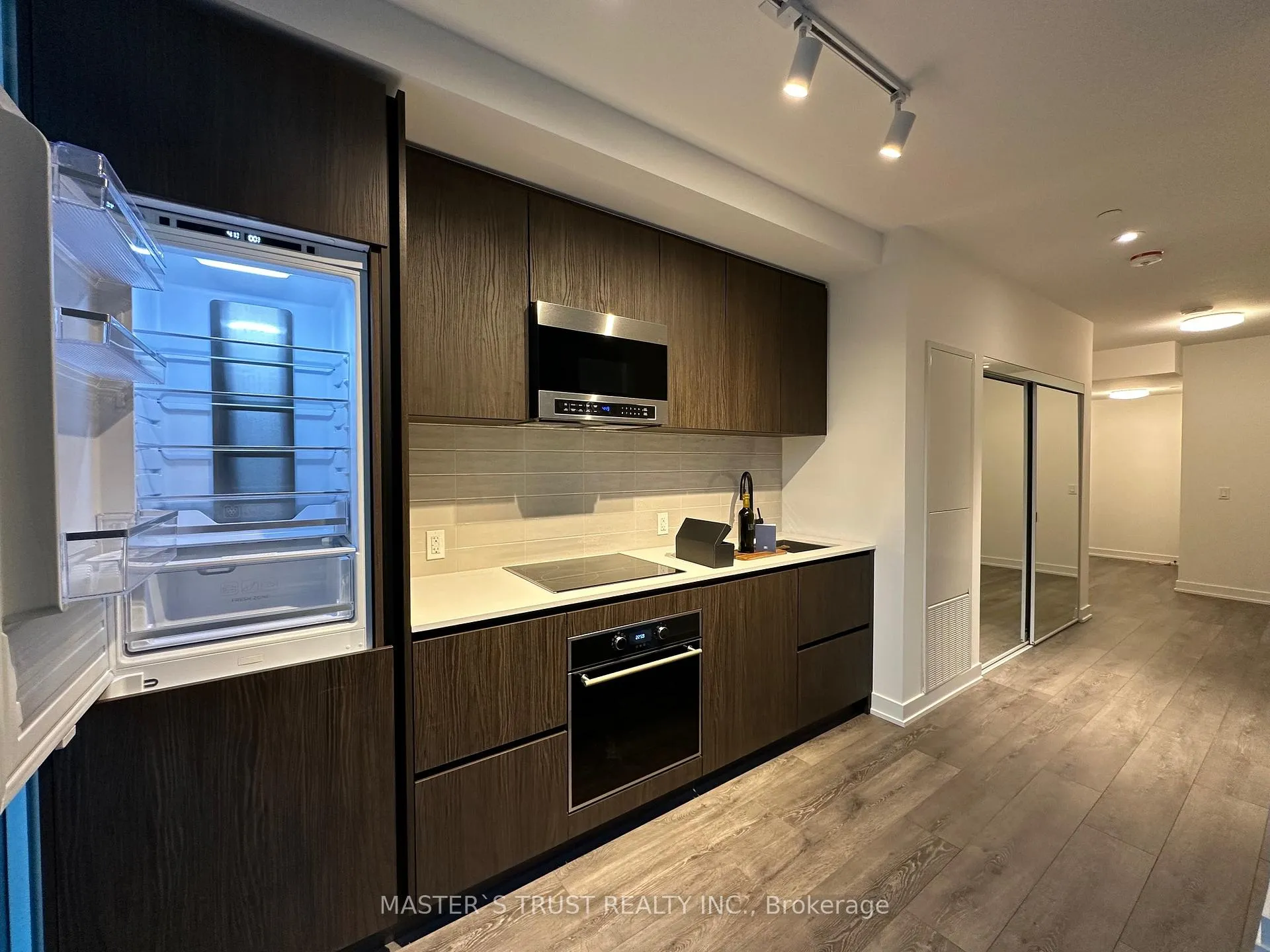 Photo 4 of Unit 601, 127 Broadway Avenue, Toronto, Mount Pleasant West — HOMEH