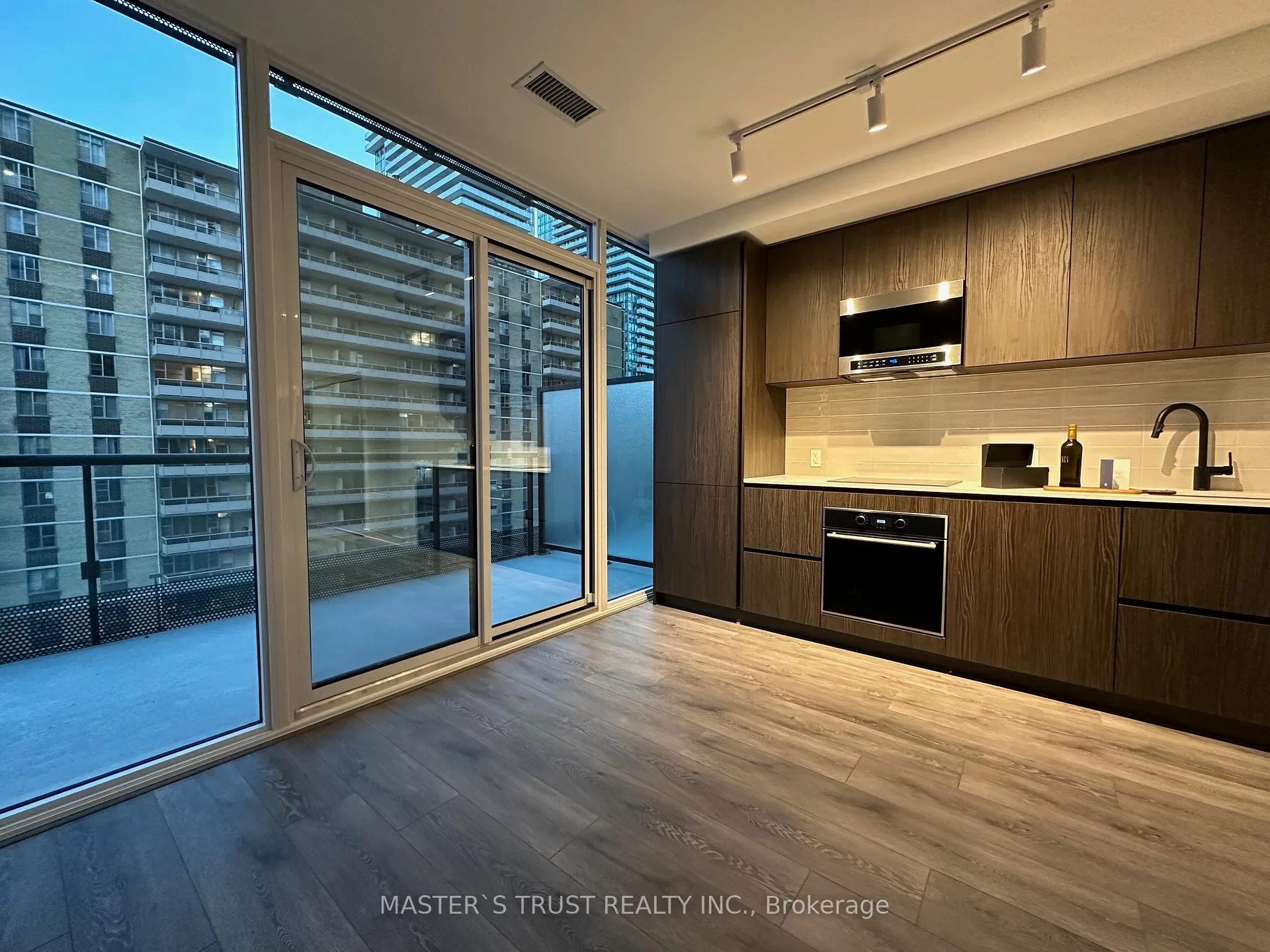 Photo 5 of Unit 601, 127 Broadway Avenue, Toronto, Mount Pleasant West — HOMEH