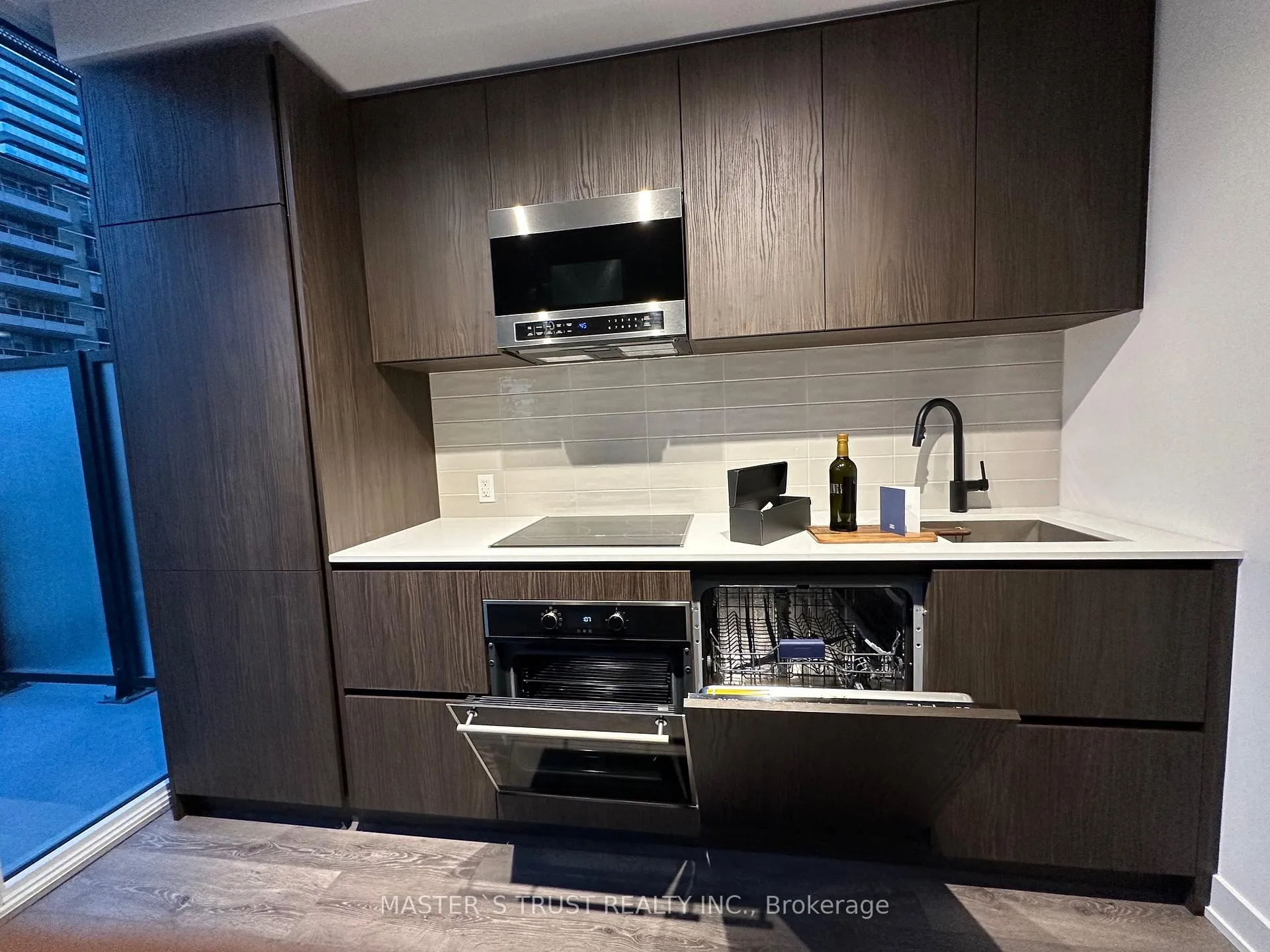 Photo 6 of Unit 601, 127 Broadway Avenue, Toronto, Mount Pleasant West — HOMEH