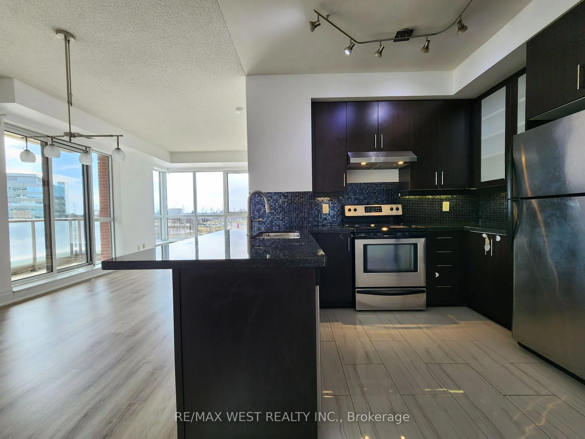 Photo 5 of Unit 409A, 1 Upper Duke Crescent, Markham, Unionville — HOMEH