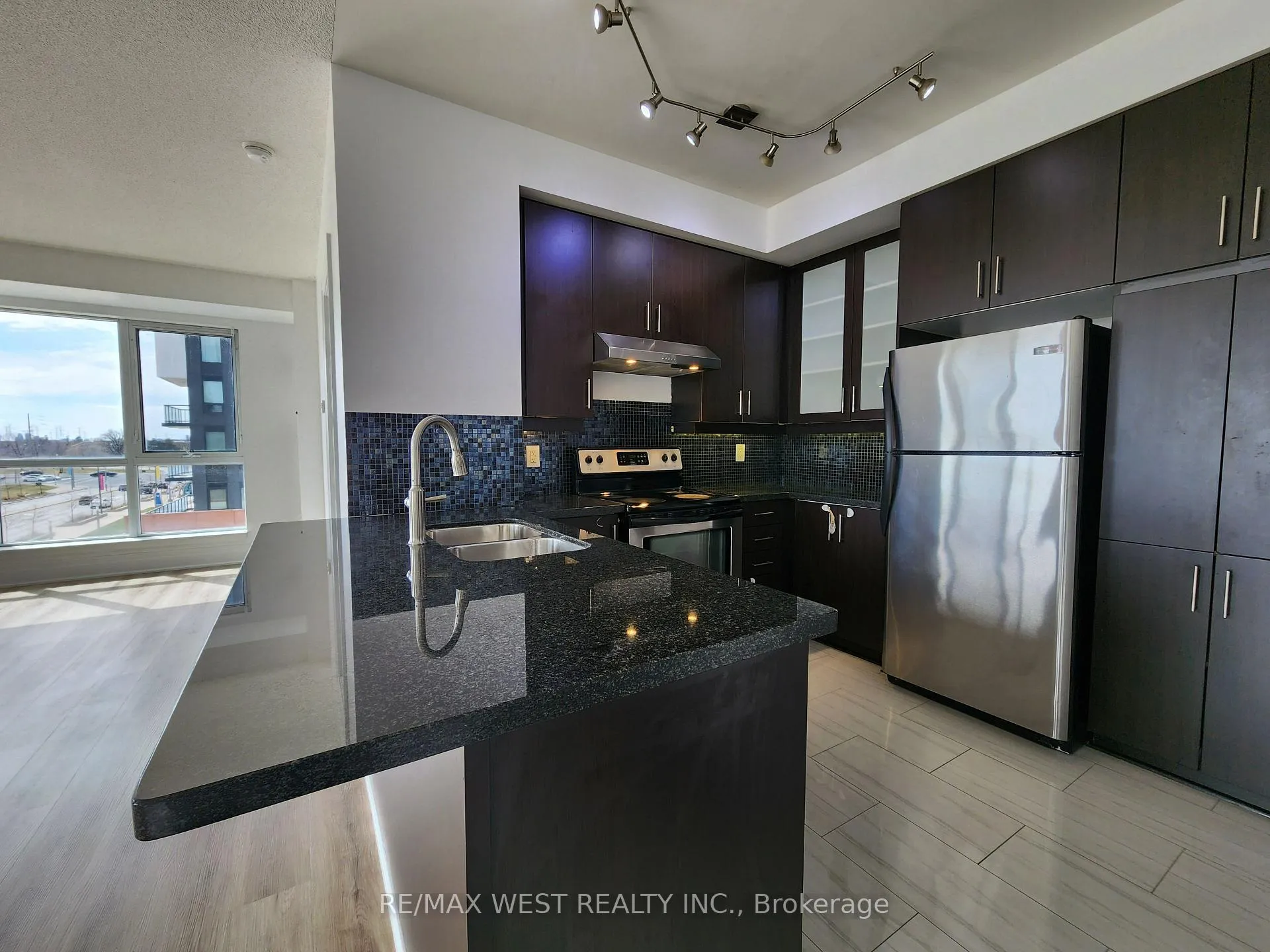 Photo 6 of Unit 409A, 1 Upper Duke Crescent, Markham, Unionville — HOMEH