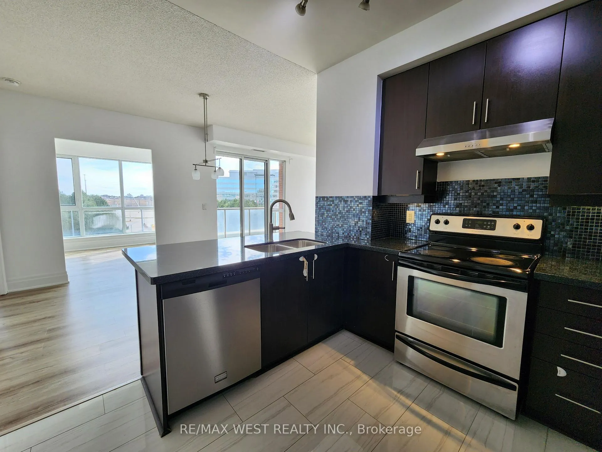 Photo 7 of Unit 409A, 1 Upper Duke Crescent, Markham, Unionville — HOMEH