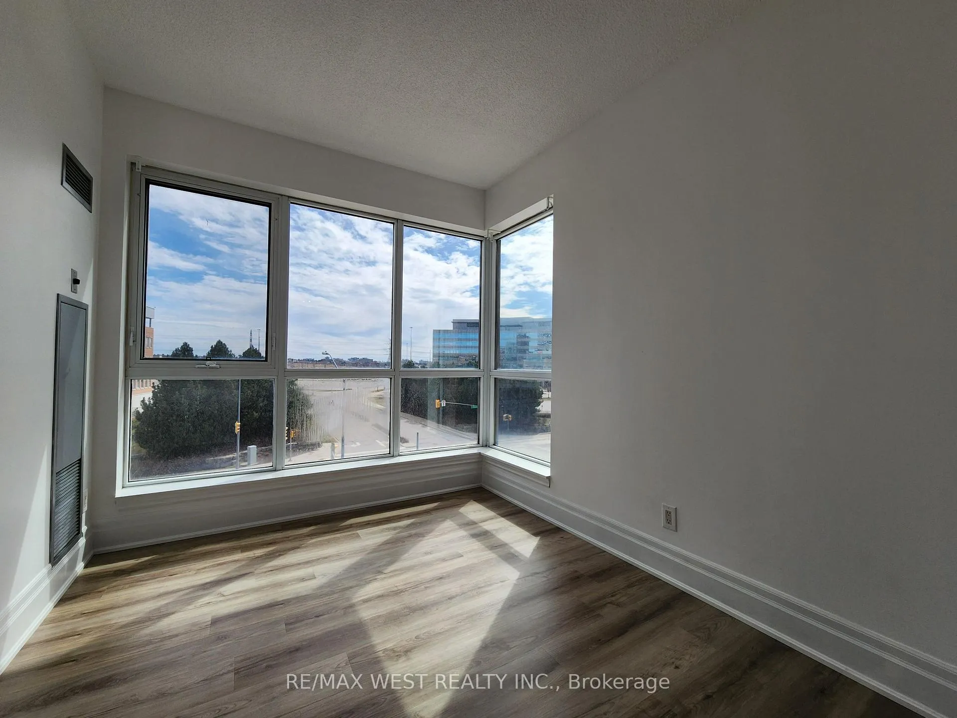 Photo 9 of Unit 409A, 1 Upper Duke Crescent, Markham, Unionville — HOMEH