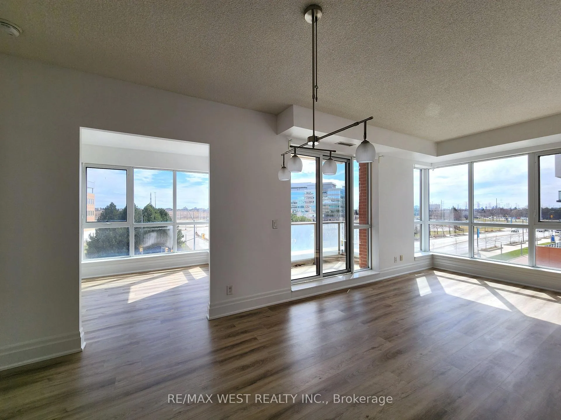 Photo 10 of Unit 409A, 1 Upper Duke Crescent, Markham, Unionville — HOMEH