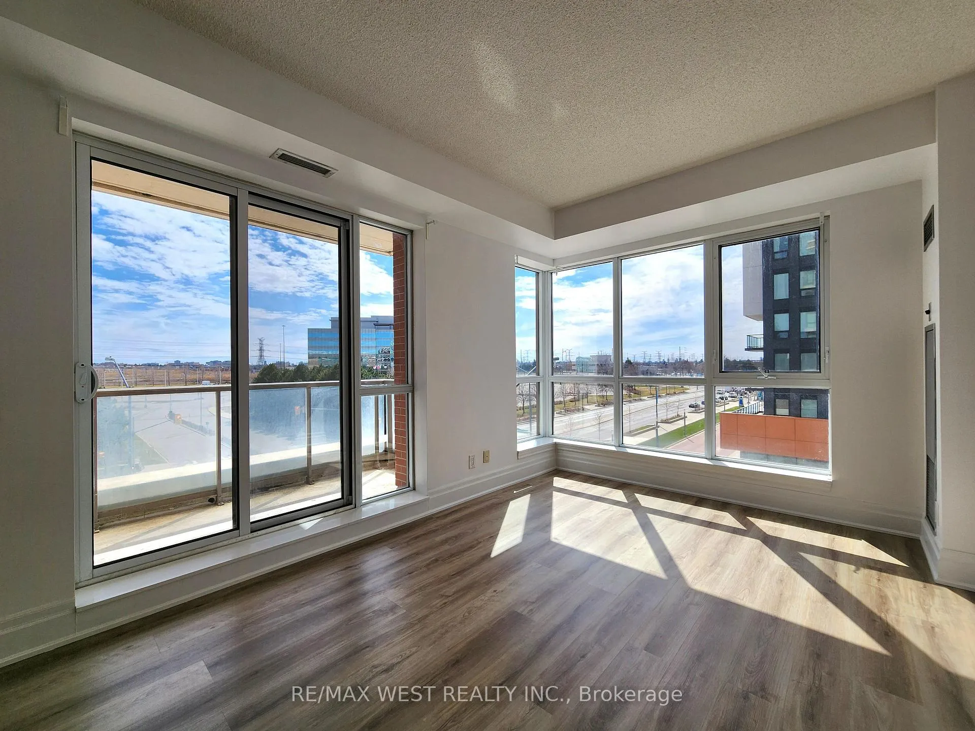Photo 12 of Unit 409A, 1 Upper Duke Crescent, Markham, Unionville — HOMEH