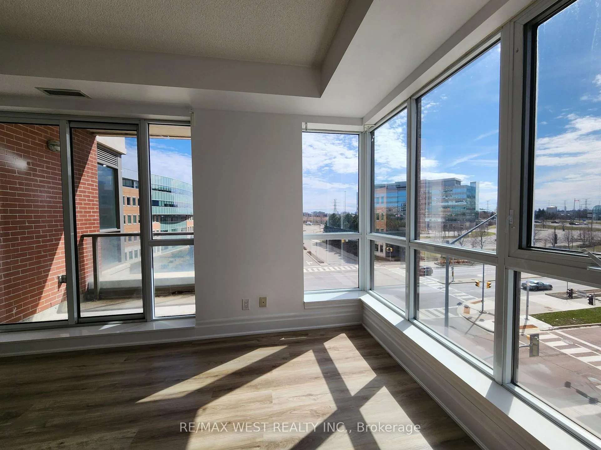 Photo 13 of Unit 409A, 1 Upper Duke Crescent, Markham, Unionville — HOMEH