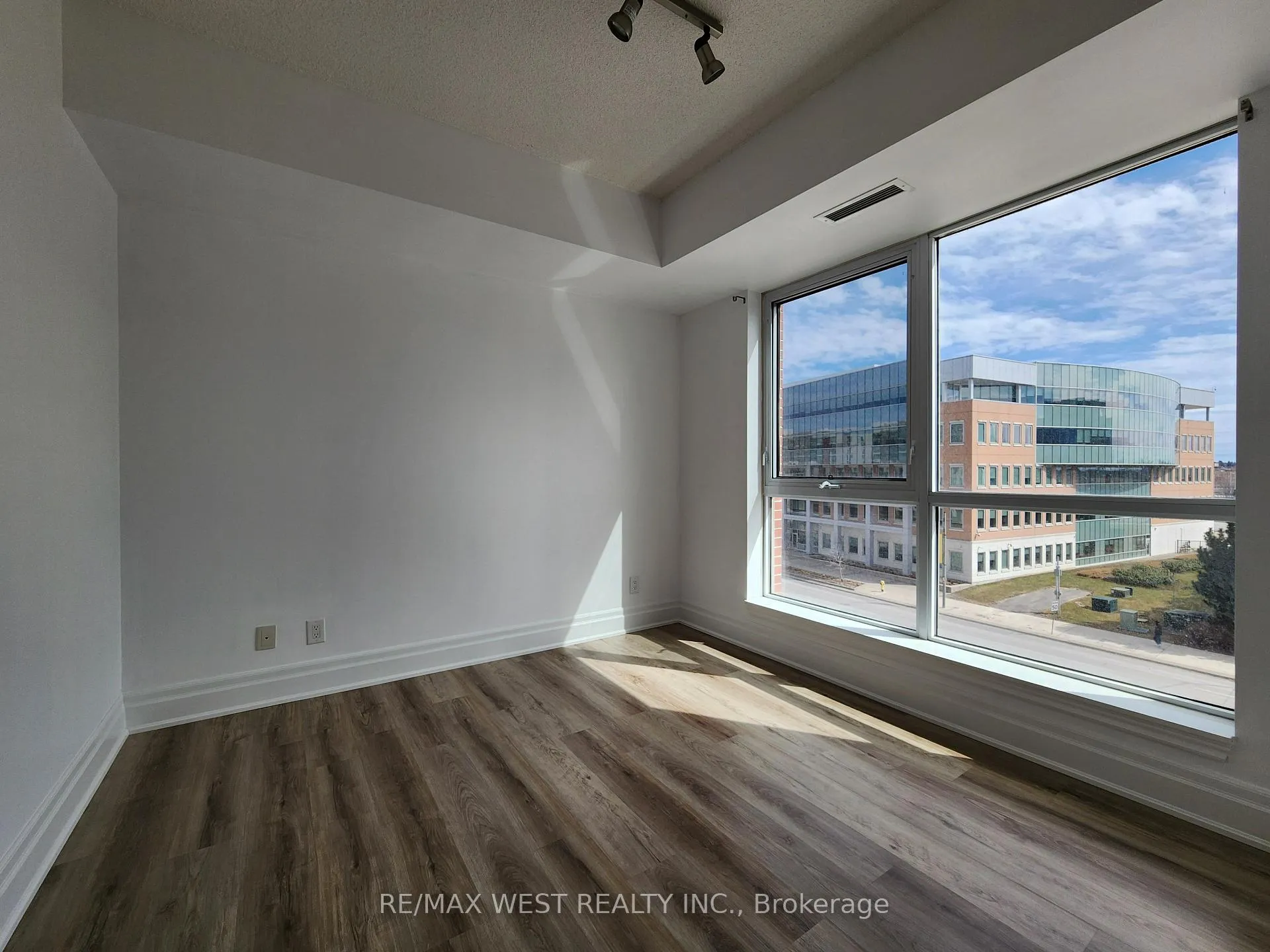 Photo 17 of Unit 409A, 1 Upper Duke Crescent, Markham, Unionville — HOMEH