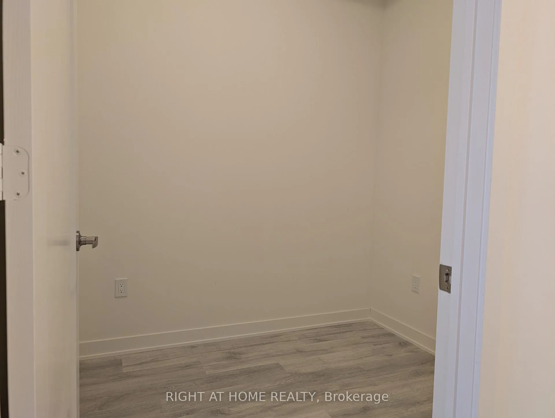 Photo 3 of Unit 1722, 70 Princess Street, Toronto, Moss Park — HOMEH