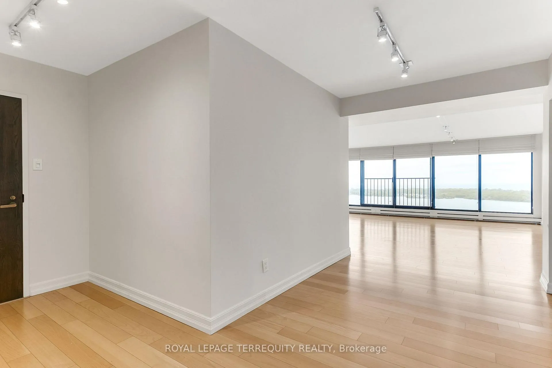 Photo 6 of Unit 3110, 65 Harbour Square, Toronto, Waterfront Communities — HOMEH