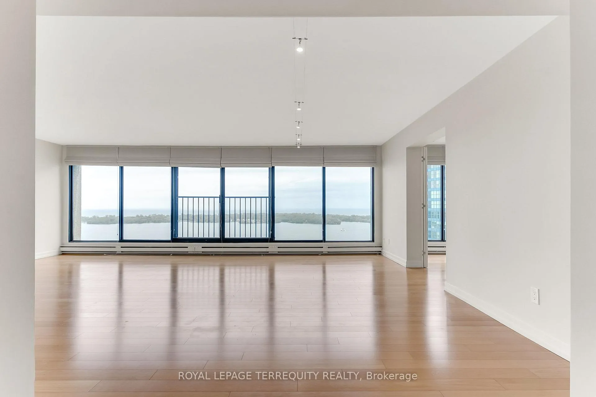 Photo 7 of Unit 3110, 65 Harbour Square, Toronto, Waterfront Communities — HOMEH
