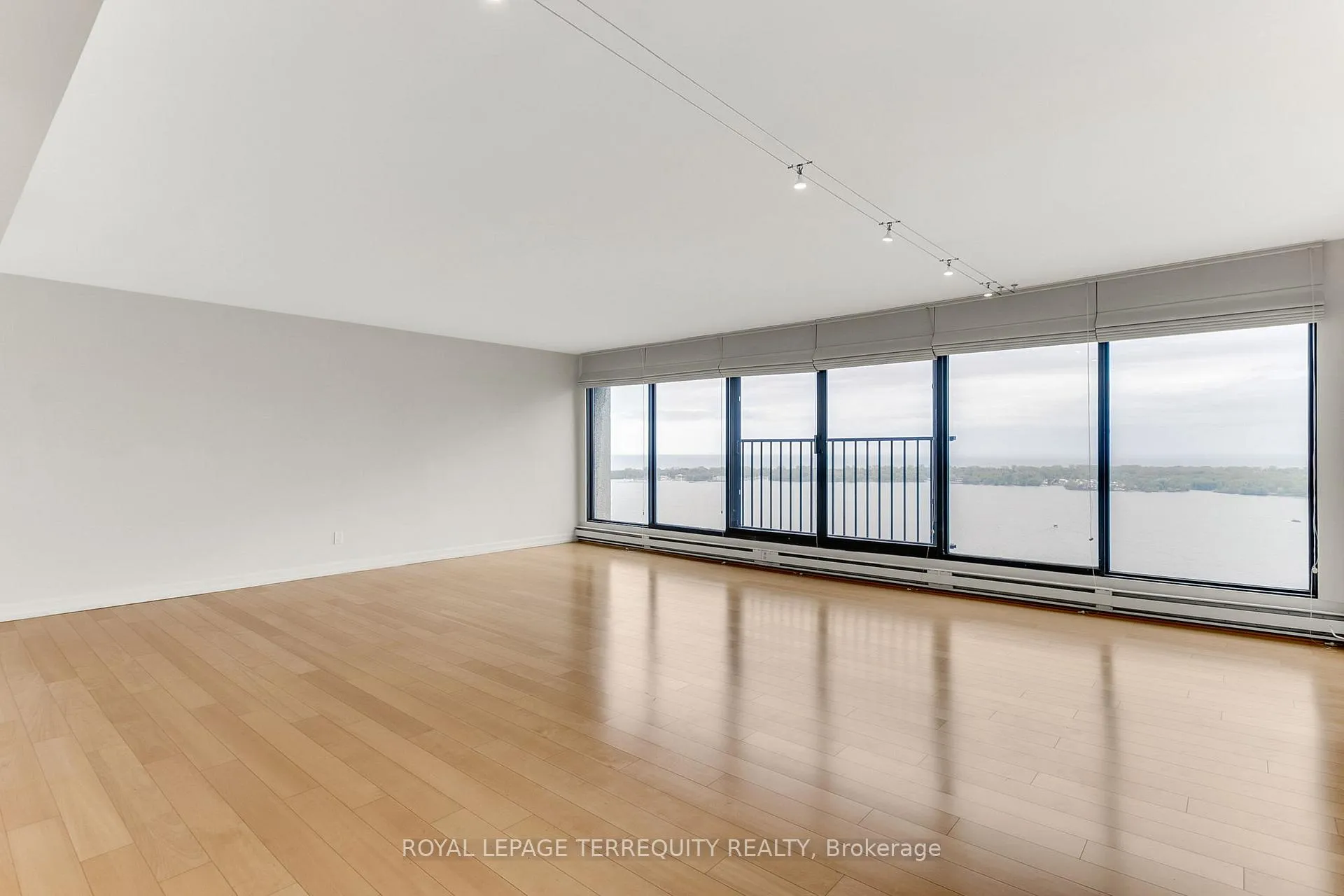 Photo 8 of Unit 3110, 65 Harbour Square, Toronto, Waterfront Communities — HOMEH