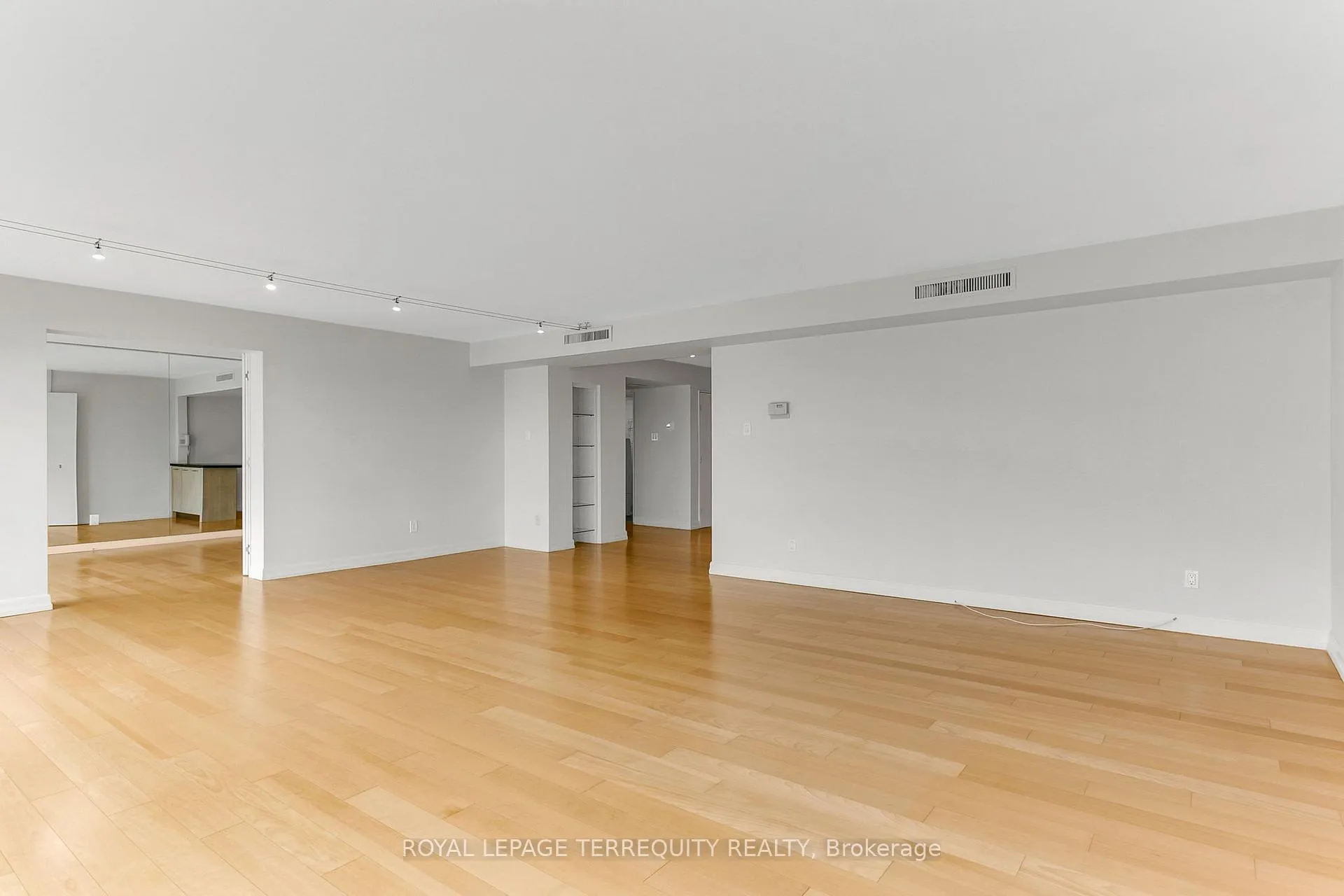 Photo 10 of Unit 3110, 65 Harbour Square, Toronto, Waterfront Communities — HOMEH