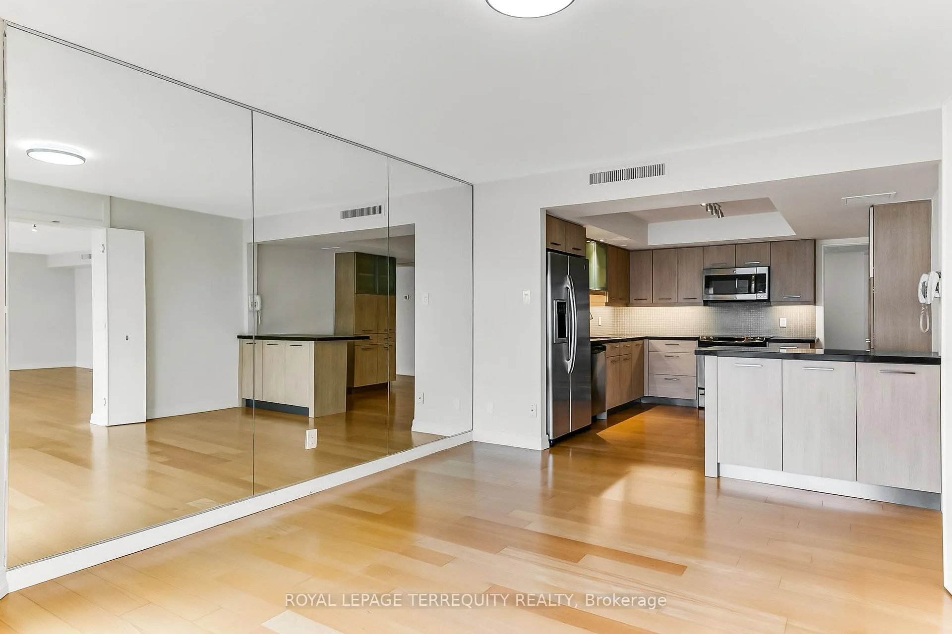 Photo 15 of Unit 3110, 65 Harbour Square, Toronto, Waterfront Communities — HOMEH